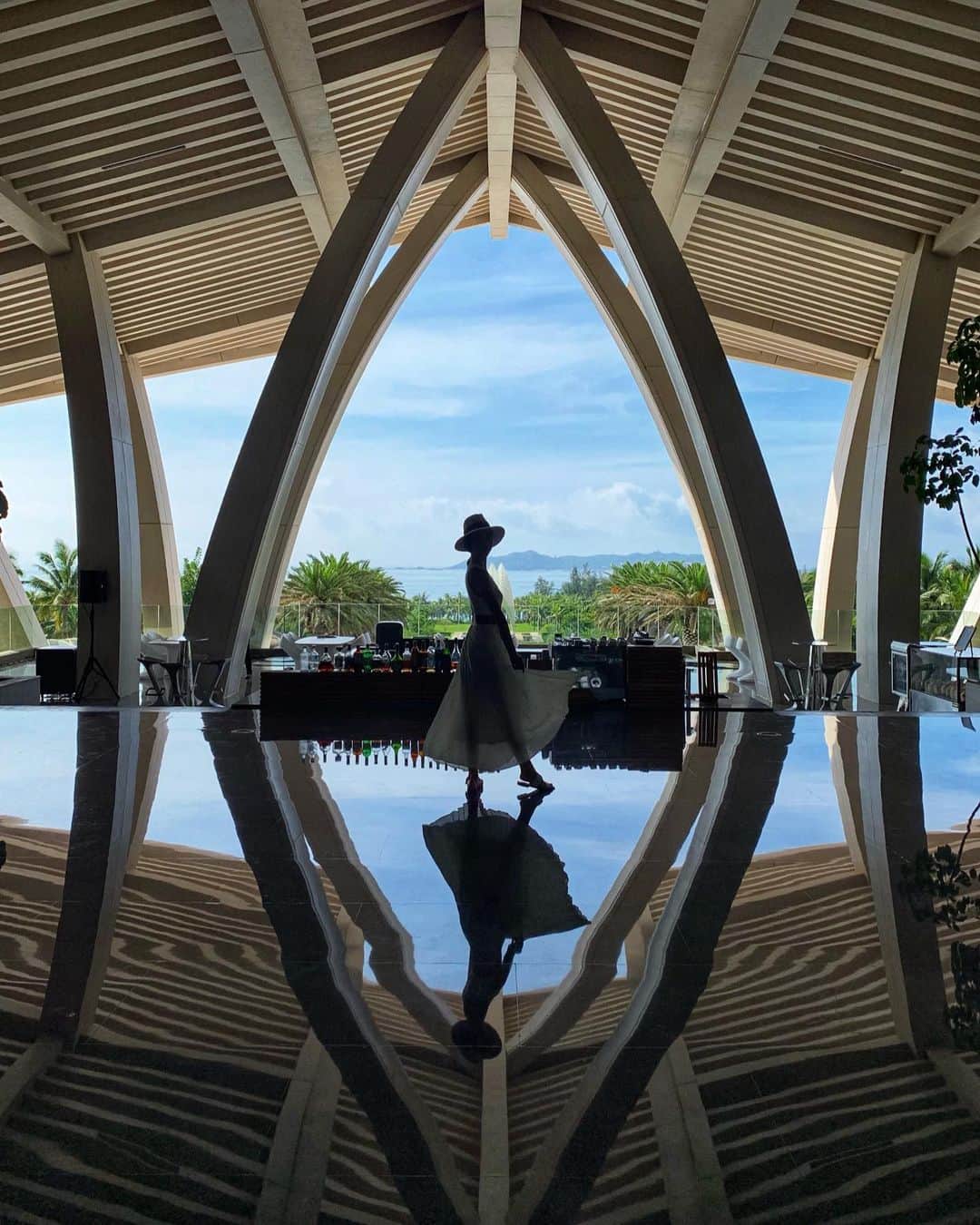 ソニアのインスタグラム：「Literally woke up to this today 🦋 While we’ve been here to film before, it’s a totally different experience this time. Ever so grateful that the Chinese tourism board got us back again for another season! . Hainan is a massive island that continues to develop at a rapid pace, and one thing’s for sure - they know luxury. It’s such an underrated travel destination that we hope to explore more of! . @ssbdtravel #travelSSBD #luxury #travel #china #hainan #shotoniphone by @chriskhong」