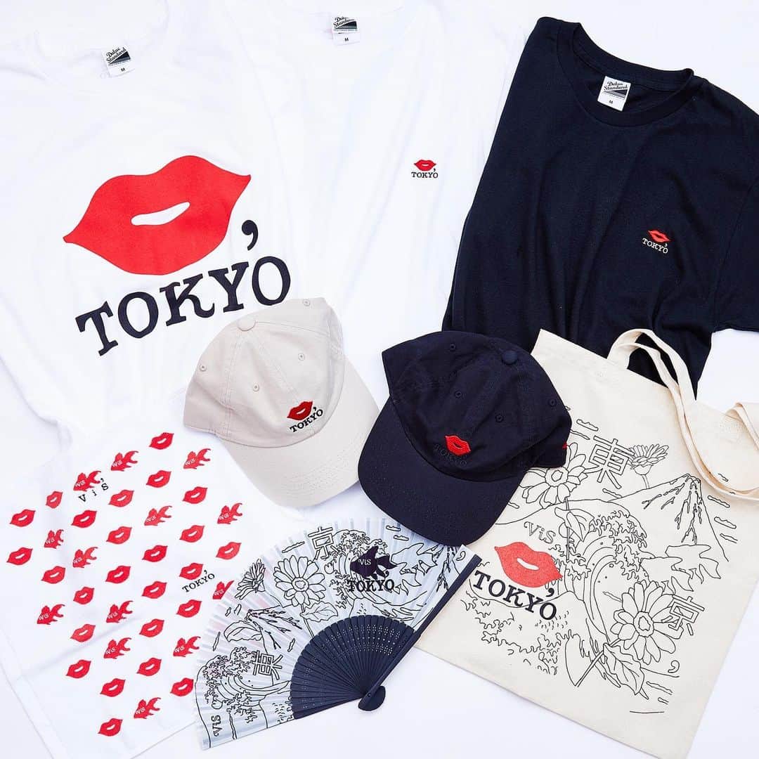 ViSさんのインスタグラム写真 - (ViSInstagram)「"ファッション夏祭り"ジュンの縁日限定発売！﻿ ﻿ 2020年に開催されるオリンピックに向けて東京を応援するロゴプロジェクト「キストーキョー（KISS,TOKYO）」に﻿ ViSも賛同し実現した「縁日限定KISS,TOKYOコラボ」アイテムを発売！﻿ 大きなKISS,TOKYOのロゴが入ったTシャツは「泉里香」さんとのトリプルコラボに!! 他では絶対に手に入らない限定アイテムをぜひGETして！﻿ ﻿ KISS TOKYO×ViSコラボTシャツプリント 各種¥3,132﻿ KISS TOKYO×ViS Cap　¥2,160﻿ KISS TOKYO×ViSトートバッグ　¥1,620﻿ KISS TOKYO×ViS扇子　¥1,728﻿ KISS TOKYO×ViSハンドタオル　¥1080﻿ ﻿ #vis #ビス #ジュンの縁日 #ファッション夏祭り #キストーキョー #泉里香 #コラボ」7月8日 18時29分 - vis_jp
