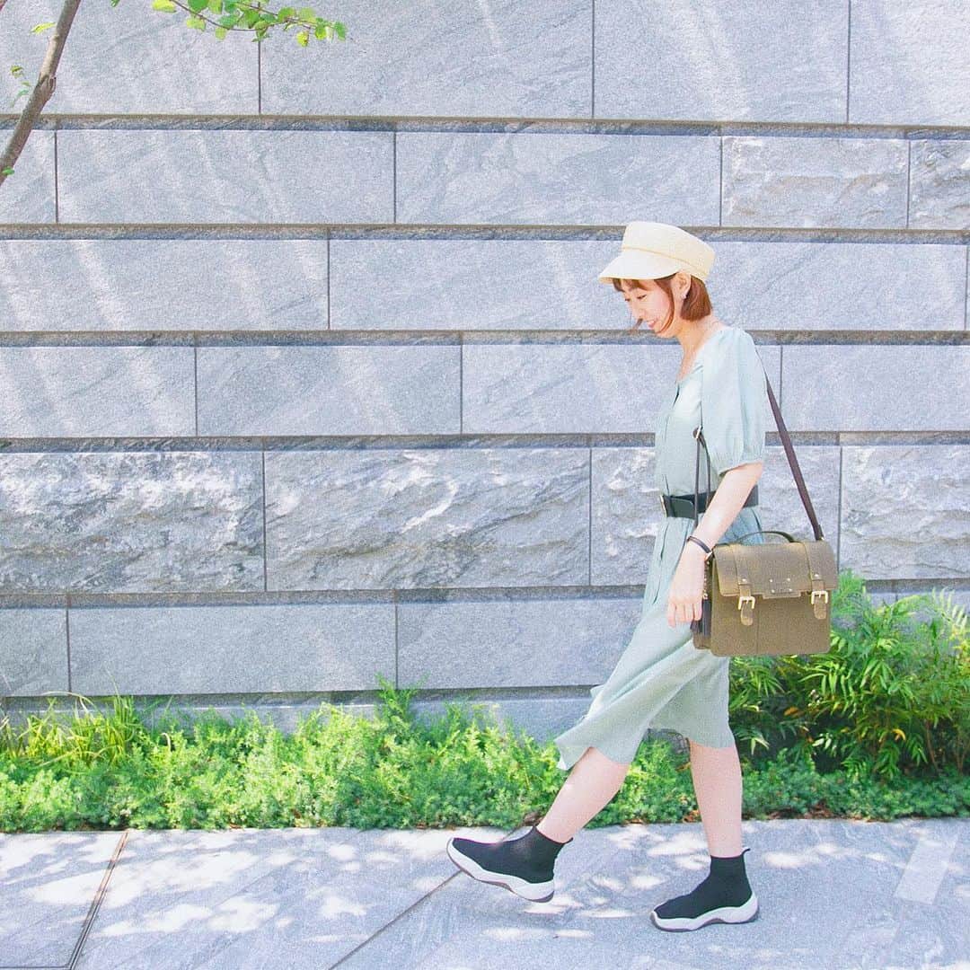 SuperGroupiesさんのインスタグラム写真 - (SuperGroupiesInstagram)「へいりんの今日の #アニメバウンド コーデ👗 その正解は… 『#ヘタリア World☆Stars』の イギリス🇬🇧さんでした‼️ ⠀⠀⠀⠀⠀⠀⠀ ⠀⠀⠀⠀⠀⠀⠀ ⠀⠀⠀⠀⠀⠀⠀ ⠀⠀⠀⠀⠀⠀⠀ イギリスさんが着ている衣装をイメージして グリーンのワンピースをセレクト💚 ⠀⠀⠀⠀⠀⠀⠀ イギリスさんがベルトを付けていたので へいりんもベルトをプラス！🙈 ウエストマークができるので ファッション的にもGoodチョイス✨ ⠀⠀⠀⠀⠀⠀⠀ 靴はイギリスさんのブーツ👢を意識して あえてソックススニーカーを選びました。 足首にぴったり付くシルエットが より「っぽい」コーデに！🤩 ⠀⠀⠀⠀⠀⠀⠀ ⠀⠀⠀⠀⠀⠀⠀ 最後に、髪色をイメージした ストローハット👒を取り入れると 夏ファッションにも良さげに見える、 さりげない #アニメバウンド コーデが出来上がり！🥰 ⠀⠀⠀⠀⠀⠀⠀ ⠀⠀⠀⠀⠀⠀⠀ 正解はないので、 みなさんもぜひご自身の着こなし方で #アニメバウンド を楽しんでみるのはいかがですか？😃 ⠀⠀⠀⠀⠀⠀⠀ ⠀⠀⠀⠀⠀⠀⠀ 今日の#アニメバウンド コーデに合わせた スパグルアイテムは?! こちら👇 ──────────────────────﻿ 🇬🇧Today’s Item🇬🇧 #Hetalia World☆Stars Collaboration series UK model #bag / ￥13,800 +tax ※数量限定販売中です。 Only a limited amount available now! ──────────────────────﻿ ⠀ ⠀⠀⠀⠀⠀⠀⠀ さらに、只今当店では こちらのバッグを含め、豪華なプレゼントが当たる #アニメバウンド キャンペーンを開催中🚨  気になる方はこちらをCHECK 💓 ⠀⠀⠀⠀⠀⠀⠀ 🔻🔻🔻 ⠀⠀⠀⠀⠀⠀⠀ ⠀⠀⠀⠀⠀⠀⠀ 🌈アニメバウンドキャンペーン第7弾開催🌈﻿ ⠀⠀⠀⠀⠀⠀⠀ 🤔：#アニメバウンド って何？ 💁🏻‍♀️：アニメ、ゲームキャラクターの服装を連想させるコーディネートのこと！👗👠👜 ⠀⠀⠀⠀⠀⠀⠀ ⠀⠀⠀⠀⠀⠀⠀ 🧐：#アニメバウンド ってコスプレと何が違うの？ 💁🏻‍♀️：キャラクターの衣装をそのまま再現するのではなく、あくまで「日常でのファッションスタイル」としてコーデするのがPoint！✨ ⠀⠀⠀⠀⠀⠀⠀ ⠀⠀⠀⠀⠀⠀⠀ 自分の私服でどうコーデするのか考えるのが とっても楽しいです！👀 ⠀⠀⠀⠀⠀⠀ ⠀⠀⠀⠀⠀⠀⠀ 当店では「#アニメバウンド キャンペーン第7弾」を開催中！ ⠀⠀⠀⠀⠀⠀⠀ 今は売り切れになってしまった商品を含め、 豪華なプレゼントが当たるので ぜひ参加してみてください🎁💕 ⠀⠀⠀⠀⠀⠀⠀ ＝＝＝＝＝＝＝＝＝＝＝＝＝＝＝＝＝＝＝＝＝＝＝﻿ 🎁プレゼント商品🎁﻿ ※投稿の際に必ずご希望のモデルを記載してください。⠀ ◆ヘタリア World☆Stars ①イギリスモデル [#バッグ]  ②アメリカモデル [#リュック] ⠀⠀⠀⠀⠀⠀⠀ ◆カードキャプターさくら ③ステラミルフィーユモデル [#かごバッグ] ◆アイドリッシュセブン ④二階堂大和モデル [#ショルダーバッグ]  ⑤逢坂壮五モデル [#長財布] ⠀⠀⠀⠀⠀⠀⠀ ◆名探偵コナン ⑥怪盗キッドモデル [#ショルダーバッグ] ⠀⠀⠀⠀⠀⠀⠀ ◆刀剣乱舞-ONLINE- ⑦加州清光モデル [#袱紗] ⑧三日月宗近モデル [#ショルダーバッグ] ＝＝＝＝＝＝＝＝＝＝＝＝＝＝＝＝＝＝＝＝＝＝＝﻿ ⠀⠀⠀⠀⠀⠀⠀ ﻿ ─────────────────────﻿ ↓応募方法はこちら↓﻿ ☑️SuperGroupies 公式アカウント（ @supergroupies ）をフォロー﻿ ☑️アニメバウンドを投稿﻿ （着て撮っても、置いて撮ってもOK！）﻿ ※キャラクターは問いません。プレゼント商品のタイトル以外でも構いません。﻿ ☑️キャプションに「#アニメバウンド / 希望のモデル」を記載﻿ ─────────────────────﻿ ﻿ ※期間中、何回でも投稿してOKです💜﻿ ﻿ ﻿ 応募期間は7月31日（水）まで！﻿ たくさんのご応募お待ちしております👏﻿ ﻿  #アニメバウンド の例が気になる方は、 過去の「#アニメバウンド キャンペーン第7弾」バナーの投稿をぜひチェック✅してみてください！  ハッシュタグ #アニメバウンド で検索🔎すると 過去参加してくださった方々の例も見れるので そちらもぜひ参考にしてみてください🤭💡 ⠀⠀⠀⠀⠀⠀⠀ ⠀⠀⠀⠀⠀⠀⠀ ⠀⠀⠀⠀⠀⠀⠀ #supergroupies #anime #japaneseanime #スーパーグルーピーズ #アニメ #アニメコラボ #コラボグッズ #ファッションにアニメを #アニメグッズ #animebound #アニメ好き #スパグルプレゼント #プレゼントキャンペーン #ヘタリア #ヘタリアイギリス #hetalia #hetaliaengland #axispowershetalia #hetaliafandom #サッチェ」7月8日 18時29分 - supergroupies