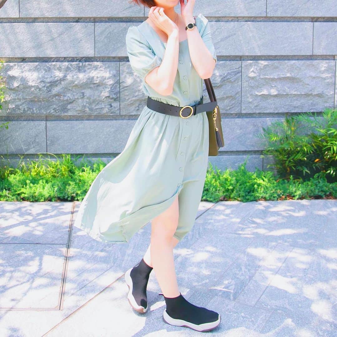SuperGroupiesさんのインスタグラム写真 - (SuperGroupiesInstagram)「へいりんの今日の #アニメバウンド コーデ👗 その正解は… 『#ヘタリア World☆Stars』の イギリス🇬🇧さんでした‼️ ⠀⠀⠀⠀⠀⠀⠀ ⠀⠀⠀⠀⠀⠀⠀ ⠀⠀⠀⠀⠀⠀⠀ ⠀⠀⠀⠀⠀⠀⠀ イギリスさんが着ている衣装をイメージして グリーンのワンピースをセレクト💚 ⠀⠀⠀⠀⠀⠀⠀ イギリスさんがベルトを付けていたので へいりんもベルトをプラス！🙈 ウエストマークができるので ファッション的にもGoodチョイス✨ ⠀⠀⠀⠀⠀⠀⠀ 靴はイギリスさんのブーツ👢を意識して あえてソックススニーカーを選びました。 足首にぴったり付くシルエットが より「っぽい」コーデに！🤩 ⠀⠀⠀⠀⠀⠀⠀ ⠀⠀⠀⠀⠀⠀⠀ 最後に、髪色をイメージした ストローハット👒を取り入れると 夏ファッションにも良さげに見える、 さりげない #アニメバウンド コーデが出来上がり！🥰 ⠀⠀⠀⠀⠀⠀⠀ ⠀⠀⠀⠀⠀⠀⠀ 正解はないので、 みなさんもぜひご自身の着こなし方で #アニメバウンド を楽しんでみるのはいかがですか？😃 ⠀⠀⠀⠀⠀⠀⠀ ⠀⠀⠀⠀⠀⠀⠀ 今日の#アニメバウンド コーデに合わせた スパグルアイテムは?! こちら👇 ──────────────────────﻿ 🇬🇧Today’s Item🇬🇧 #Hetalia World☆Stars Collaboration series UK model #bag / ￥13,800 +tax ※数量限定販売中です。 Only a limited amount available now! ──────────────────────﻿ ⠀ ⠀⠀⠀⠀⠀⠀⠀ さらに、只今当店では こちらのバッグを含め、豪華なプレゼントが当たる #アニメバウンド キャンペーンを開催中🚨  気になる方はこちらをCHECK 💓 ⠀⠀⠀⠀⠀⠀⠀ 🔻🔻🔻 ⠀⠀⠀⠀⠀⠀⠀ ⠀⠀⠀⠀⠀⠀⠀ 🌈アニメバウンドキャンペーン第7弾開催🌈﻿ ⠀⠀⠀⠀⠀⠀⠀ 🤔：#アニメバウンド って何？ 💁🏻‍♀️：アニメ、ゲームキャラクターの服装を連想させるコーディネートのこと！👗👠👜 ⠀⠀⠀⠀⠀⠀⠀ ⠀⠀⠀⠀⠀⠀⠀ 🧐：#アニメバウンド ってコスプレと何が違うの？ 💁🏻‍♀️：キャラクターの衣装をそのまま再現するのではなく、あくまで「日常でのファッションスタイル」としてコーデするのがPoint！✨ ⠀⠀⠀⠀⠀⠀⠀ ⠀⠀⠀⠀⠀⠀⠀ 自分の私服でどうコーデするのか考えるのが とっても楽しいです！👀 ⠀⠀⠀⠀⠀⠀ ⠀⠀⠀⠀⠀⠀⠀ 当店では「#アニメバウンド キャンペーン第7弾」を開催中！ ⠀⠀⠀⠀⠀⠀⠀ 今は売り切れになってしまった商品を含め、 豪華なプレゼントが当たるので ぜひ参加してみてください🎁💕 ⠀⠀⠀⠀⠀⠀⠀ ＝＝＝＝＝＝＝＝＝＝＝＝＝＝＝＝＝＝＝＝＝＝＝﻿ 🎁プレゼント商品🎁﻿ ※投稿の際に必ずご希望のモデルを記載してください。⠀ ◆ヘタリア World☆Stars ①イギリスモデル [#バッグ]  ②アメリカモデル [#リュック] ⠀⠀⠀⠀⠀⠀⠀ ◆カードキャプターさくら ③ステラミルフィーユモデル [#かごバッグ] ◆アイドリッシュセブン ④二階堂大和モデル [#ショルダーバッグ]  ⑤逢坂壮五モデル [#長財布] ⠀⠀⠀⠀⠀⠀⠀ ◆名探偵コナン ⑥怪盗キッドモデル [#ショルダーバッグ] ⠀⠀⠀⠀⠀⠀⠀ ◆刀剣乱舞-ONLINE- ⑦加州清光モデル [#袱紗] ⑧三日月宗近モデル [#ショルダーバッグ] ＝＝＝＝＝＝＝＝＝＝＝＝＝＝＝＝＝＝＝＝＝＝＝﻿ ⠀⠀⠀⠀⠀⠀⠀ ﻿ ─────────────────────﻿ ↓応募方法はこちら↓﻿ ☑️SuperGroupies 公式アカウント（ @supergroupies ）をフォロー﻿ ☑️アニメバウンドを投稿﻿ （着て撮っても、置いて撮ってもOK！）﻿ ※キャラクターは問いません。プレゼント商品のタイトル以外でも構いません。﻿ ☑️キャプションに「#アニメバウンド / 希望のモデル」を記載﻿ ─────────────────────﻿ ﻿ ※期間中、何回でも投稿してOKです💜﻿ ﻿ ﻿ 応募期間は7月31日（水）まで！﻿ たくさんのご応募お待ちしております👏﻿ ﻿  #アニメバウンド の例が気になる方は、 過去の「#アニメバウンド キャンペーン第7弾」バナーの投稿をぜひチェック✅してみてください！  ハッシュタグ #アニメバウンド で検索🔎すると 過去参加してくださった方々の例も見れるので そちらもぜひ参考にしてみてください🤭💡 ⠀⠀⠀⠀⠀⠀⠀ ⠀⠀⠀⠀⠀⠀⠀ ⠀⠀⠀⠀⠀⠀⠀ #supergroupies #anime #japaneseanime #スーパーグルーピーズ #アニメ #アニメコラボ #コラボグッズ #ファッションにアニメを #アニメグッズ #animebound #アニメ好き #スパグルプレゼント #プレゼントキャンペーン #ヘタリア #ヘタリアイギリス #hetalia #hetaliaengland #axispowershetalia #hetaliafandom #サッチェ」7月8日 18時29分 - supergroupies