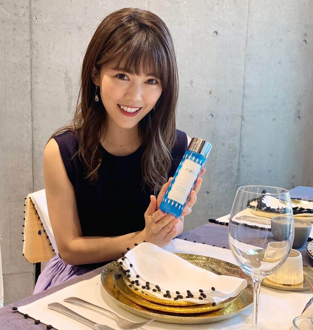 上坂由莉さんのインスタグラム写真 - (上坂由莉Instagram)「. . 大好きな @awakeskin_jp の 体験会に呼んでいただいたよ💓 . ハーブやお花の生命力のお話も楽しかったです💐 AWAKEの商品は植物性の物のみなので 香りも楽しみながらケアできるから好き🥺🌷 . ３種類どれもいいけど保湿力高い ブルーボトルの化粧水がお気に入りっ😍💓 ローズヒップオイルでうるつやになるよ🌺 . 夏は冷やして使うといいみたい✨ ✔︎肌の引き締め ✔︎肌のキメを整える ✔︎透明感アップ ✔︎化粧崩れ防止 ✔︎紫外線予防 . 自分へのご褒美時間って大切ですね💐 疲れた時こそしっかりケア⭐️ 冷やし美容やってみよっ💓 . #AWAKE #awakeskin #awakevegan #skincare #アウェイク #スキンケア #コスメ #化粧水 #美容」7月8日 18時30分 - yuri_yoga.727