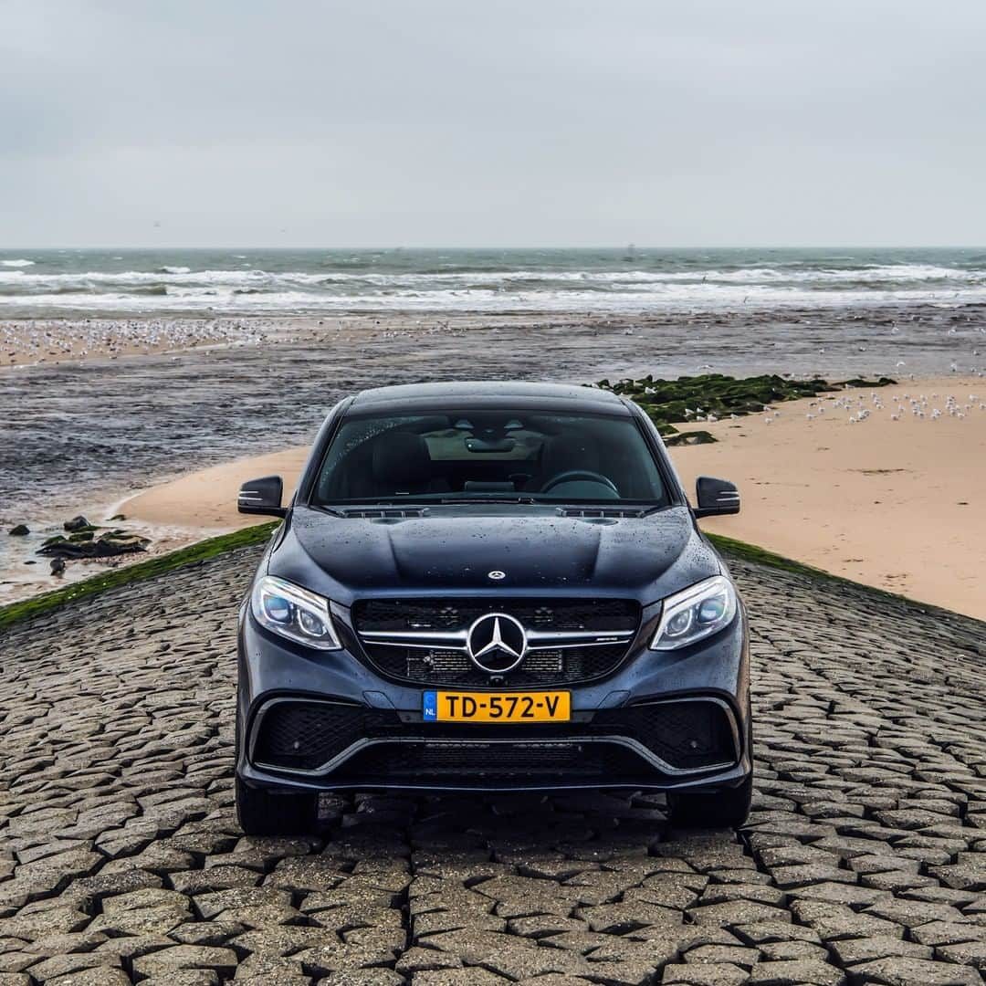 メルセデス・ベンツさんのインスタグラム写真 - (メルセデス・ベンツInstagram)「Ready for the next challenge. 🌟 Photo by @basfransenphotography. __________ [Mercedes-AMG GLE 63 S 4MATIC | Kraftstoffverbrauch kombiniert: 14 l/100 km | CO₂ -Emissionen kombiniert: 320 g/km | mb4.me/nefz] . #MercedesBenz #⭐ #MercedesAMG #AMG #GLE63S #mbfanphoto #automotivedesign #athebeach #mbcar」7月8日 18時30分 - mercedesbenz