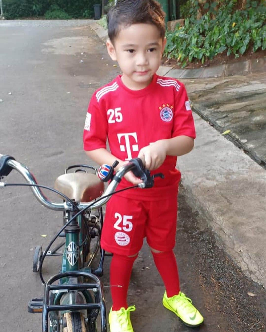 Raffi Ahmadさんのインスタグラム写真 - (Raffi AhmadInstagram)「Mau Main Bola ke Taman Komplek sambil naik sepeda ❤️」7月8日 18時30分 - raffinagita1717