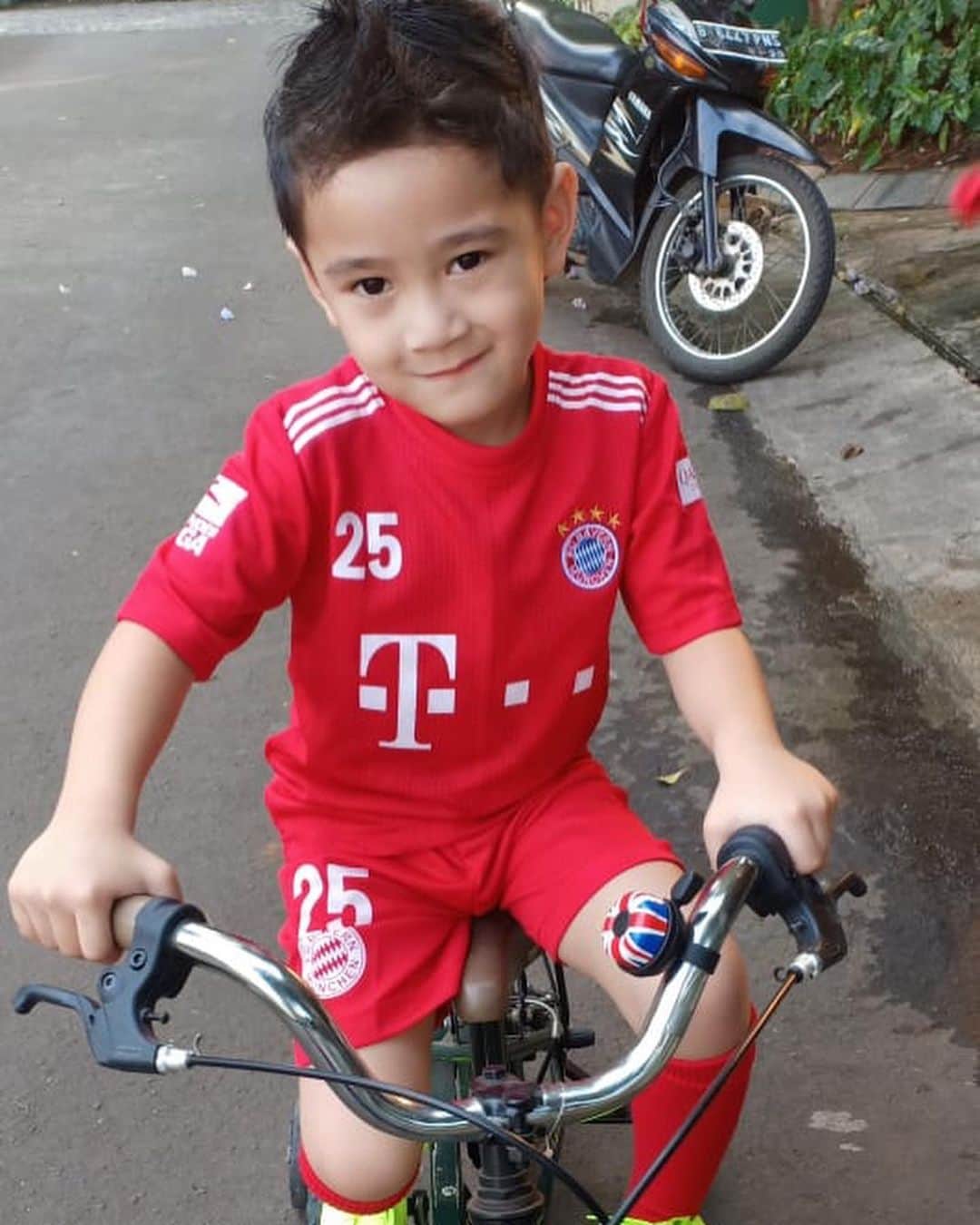 Raffi Ahmadさんのインスタグラム写真 - (Raffi AhmadInstagram)「Mau Main Bola ke Taman Komplek sambil naik sepeda ❤️」7月8日 18時30分 - raffinagita1717