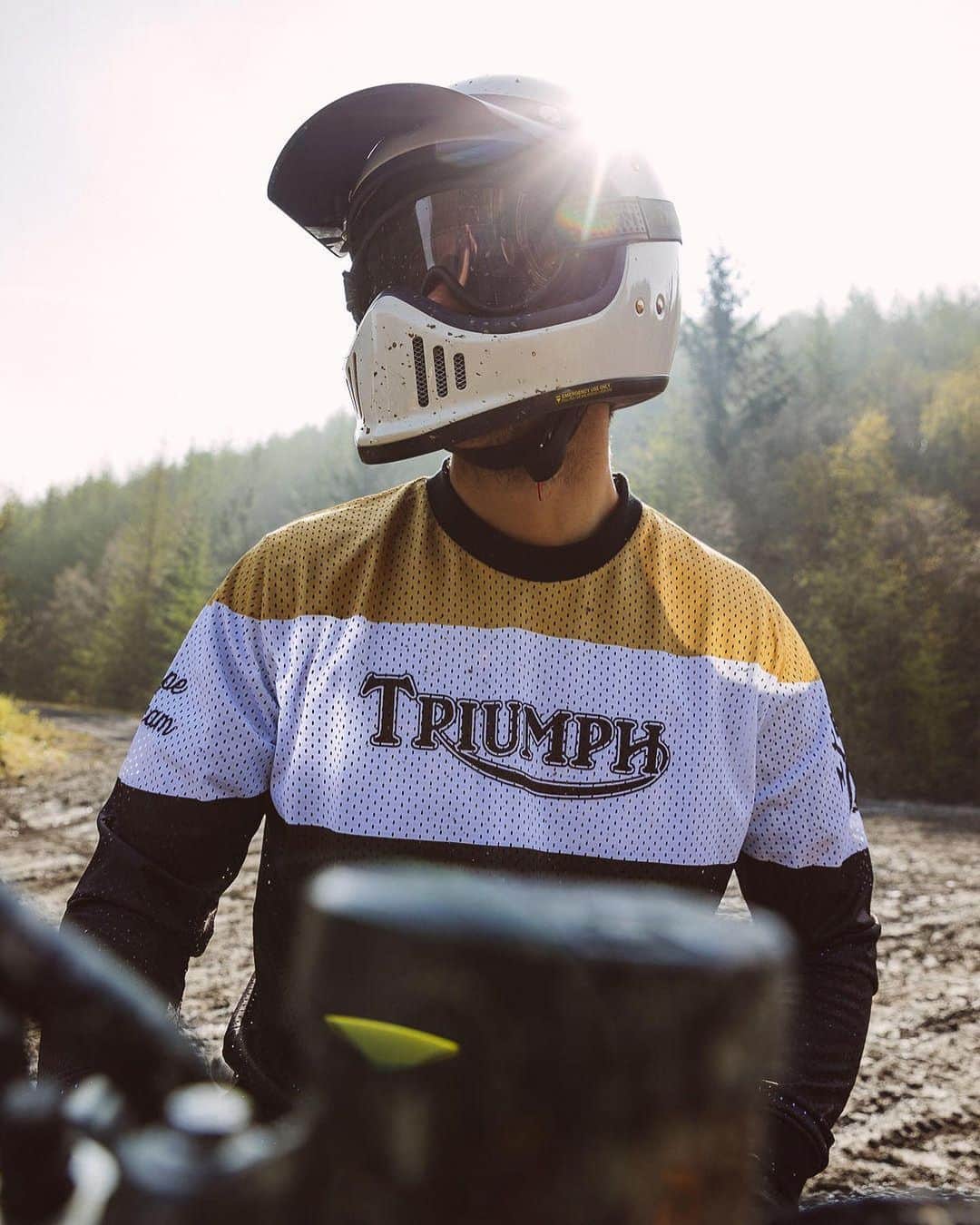 のインスタグラム：「【CARPE TERRAM】 Carpe Terramとは「地形を捉える」という意味。 トライアンフとBike Shedのオリジナルコレクションです。  Bike Shed店舗およびオンラインストア @bikeshedmc で発売中です。  #トライアンフ #トライアンフはかっこいい #バイク #ストリートトリプル #スピードトリプル #バイク好きな人と繋がりたい #バイクのある風景 #バイクが好きだ #バイク乗りと繋がりたい #理想のライドがそこにある #CarpeTerramProject #Scrambler1200 #TriumphOfficial #ForTheRide #TheBikeShed」
