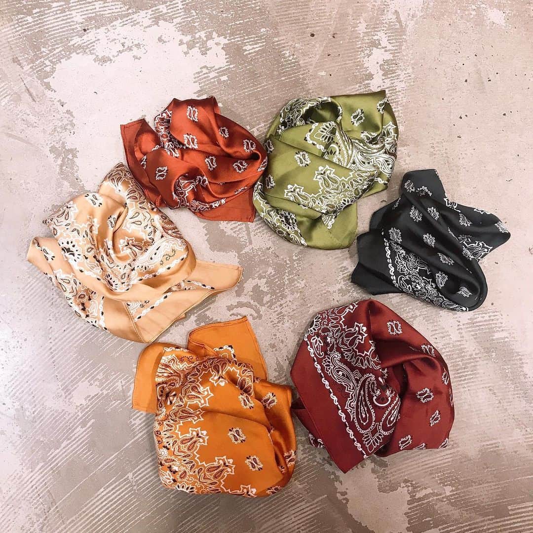 のインスタグラム：「🌼new arrivals 🌼 . . 秋カラーのペイズリースカーフが今週入荷致します💁🏻‍♀️💯 秋まで使える茶系カラーがおすすめ🌈 . . お値段は¥599+tax🐶💕 . . #wego#wegogoods#accessory#instagood#instafashion#metal#heart#scarf#スカーフ#スカーフアレンジ#unicorn#harajuku#kawaii#プチプラ#プチプラアクセ#MERY#rili_tokyo#置き画くら部#おしゃれさんと繋がりたい#멋스타그램#패션#패션스타그램」
