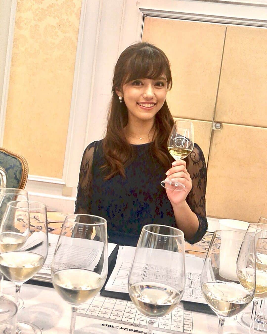 加納永美子さんのインスタグラム写真 - (加納永美子Instagram)「______________________________ 昨日は #ホテル椿山荘東京 で行われた『第9回 日本で飲もう最高のワイン』の審査会へ参加させていただきました🍷 . 全部で100種類以上ものワインの審査が行われました！ . こんなに沢山の種類のワインの味をテイスティングさせていただく機会はなかなかないので、ワインの個性が見られてとても面白かったです✨ワインがもっと好きになりました♡ . この品評会の審査で入賞したワインは9月9日(月)ホテル椿山荘東京で行われる表彰式・テイスティング会にてお披露目されます！！ どなたでもご参加可能なので気になる方は是非 @bestwine.jp からチェックしてみてください👀💖 . ワイン好きの方、必見です！！ . . 懐かしの #ミスユニバース のメンバーにも会えて写真を大量に撮ったので、また順次アップしていきます😙💕 . . . #日本で飲もう最高のワイン #bestwine #bestwinejp #ワイン品評会 #椿山荘 #wine #ワイン #赤ワイン #白ワイン #ホテル椿山荘 #ワイン好き #ワインパーティー #followme #加納永美子」7月8日 18時37分 - emiko_s2