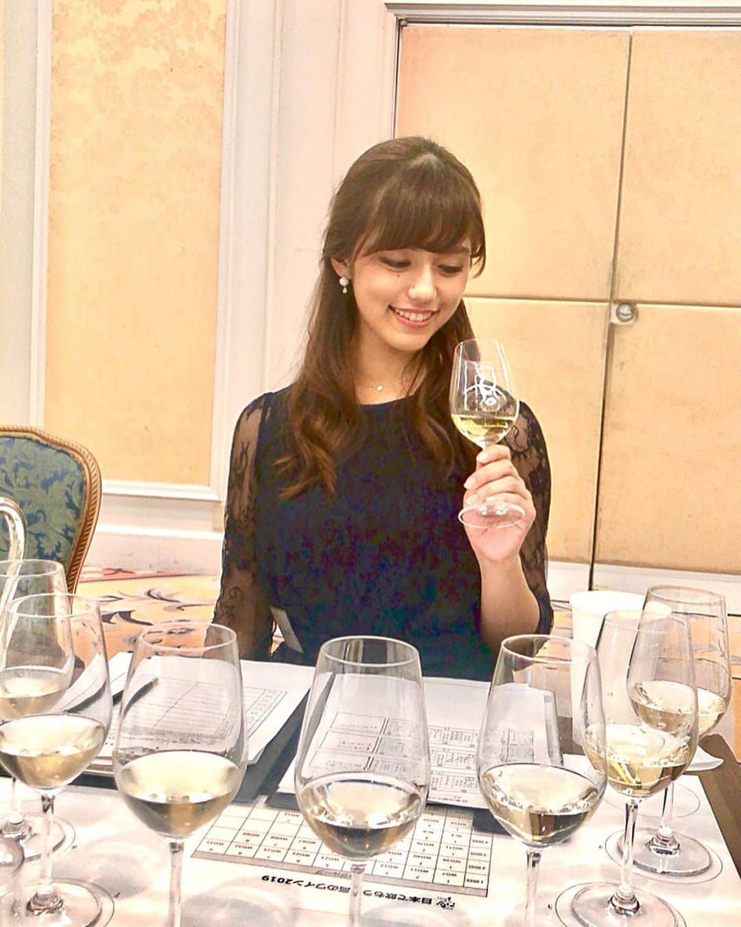 加納永美子さんのインスタグラム写真 - (加納永美子Instagram)「______________________________ 昨日は #ホテル椿山荘東京 で行われた『第9回 日本で飲もう最高のワイン』の審査会へ参加させていただきました🍷 . 全部で100種類以上ものワインの審査が行われました！ . こんなに沢山の種類のワインの味をテイスティングさせていただく機会はなかなかないので、ワインの個性が見られてとても面白かったです✨ワインがもっと好きになりました♡ . この品評会の審査で入賞したワインは9月9日(月)ホテル椿山荘東京で行われる表彰式・テイスティング会にてお披露目されます！！ どなたでもご参加可能なので気になる方は是非 @bestwine.jp からチェックしてみてください👀💖 . ワイン好きの方、必見です！！ . . 懐かしの #ミスユニバース のメンバーにも会えて写真を大量に撮ったので、また順次アップしていきます😙💕 . . . #日本で飲もう最高のワイン #bestwine #bestwinejp #ワイン品評会 #椿山荘 #wine #ワイン #赤ワイン #白ワイン #ホテル椿山荘 #ワイン好き #ワインパーティー #followme #加納永美子」7月8日 18時37分 - emiko_s2