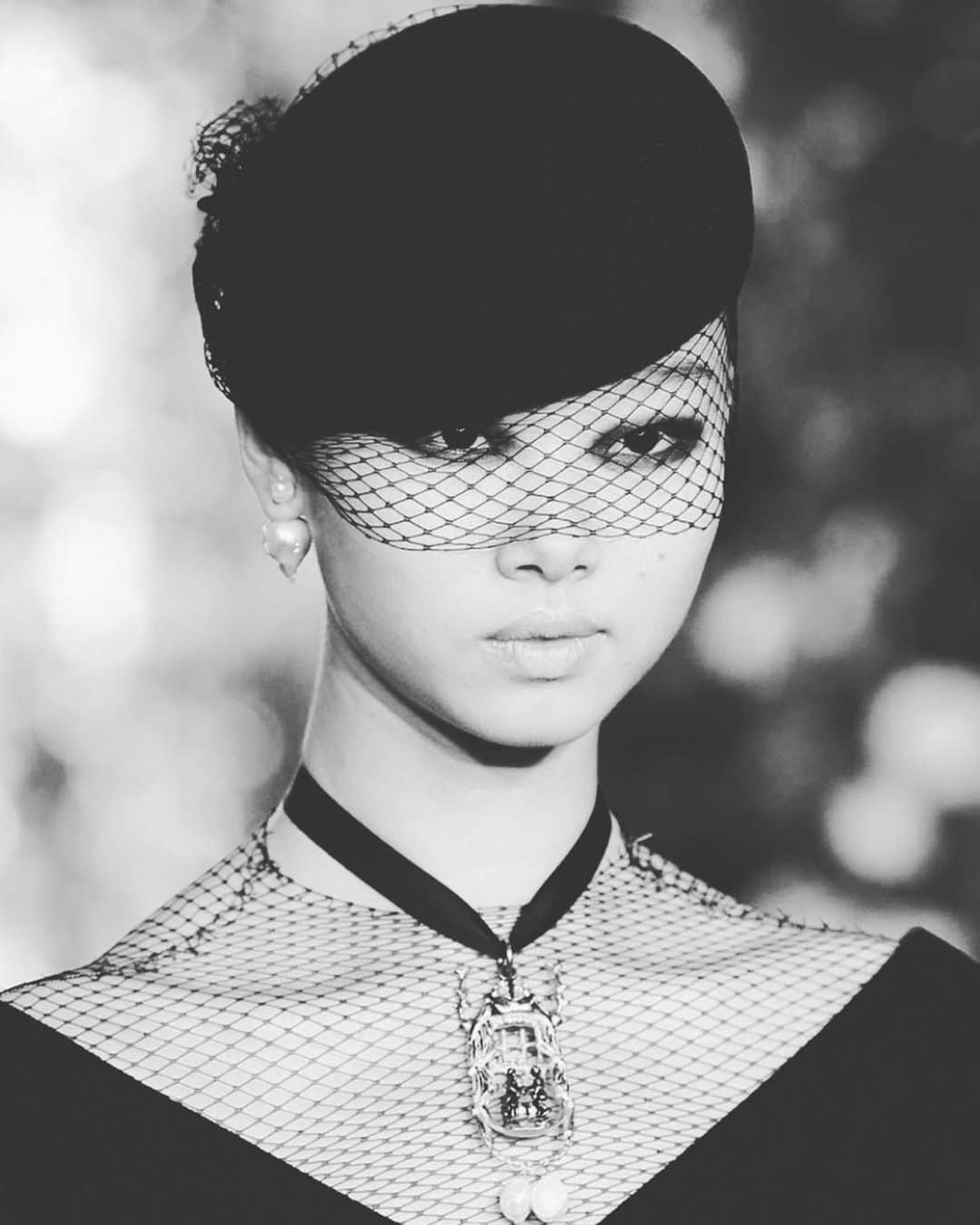 ペ・ユニョンさんのインスタグラム写真 - (ペ・ユニョンInstagram)「Thank you for havingme again! @dior 🖤 #DIOR #HC #couture  #HauteCouture #Pariscouture  @elitemodelworld  #yoon #bae #yoonyoungbae #koreanmodel」7月8日 18時48分 - mulan_bae