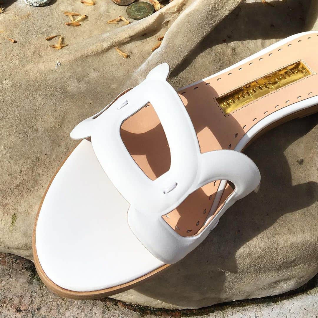 のインスタグラム：「Summer in the city | Annabel flat sandals in crisp white calf | #RupertSanderson #Sandals #MondayMotivation #Summer #London #WhiteShoes」