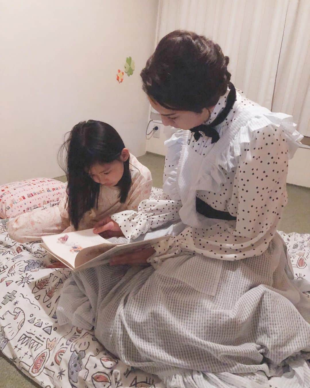 大野拓朗さんのインスタグラム写真 - (大野拓朗Instagram)「待ち時間はずーっと読み聞かせ。絵本読むのって楽しいんだなと。登場人物によって声変えるの楽しい(笑)あと文字を読むだけじゃなく、絵にも触れながら進めていくとけっこう時間かかるけど、いろんな発想が出てきたりして面白い。 そして「#にんじんケーキ」って絵本が面白すぎて、スタッフ陣にも読み聞かせ(笑)漫才みたいでとっても笑える。りんご役の凛ちゃんにせがまれて、5回くらい読みました(笑) 最後はギンちゃああああーーーん。こんなん泣いてまう。 毎日とっても癒される幸せな撮影です。  ちなみに疑問に思っている方も多いと思うので。 ギンさんの性の自己認識は「ギンさん」です。性という概念には縛られてません。 そして、下落合家の人たち以外には、女性に見えてます。あ、でもあと1人だけ、ギンさんの素性を知っている人物がいるんですが、、、今はまだヒミツ♡そのことについて特に深く描かれることはないのですが、後々ちょっとヒントとなることは出てくるので、そんなとこも観ながら楽しんでいただけたら！毎話出てくる人の中にいたりして…… #ベビーシッターギン」7月8日 18時54分 - takuro.ohno