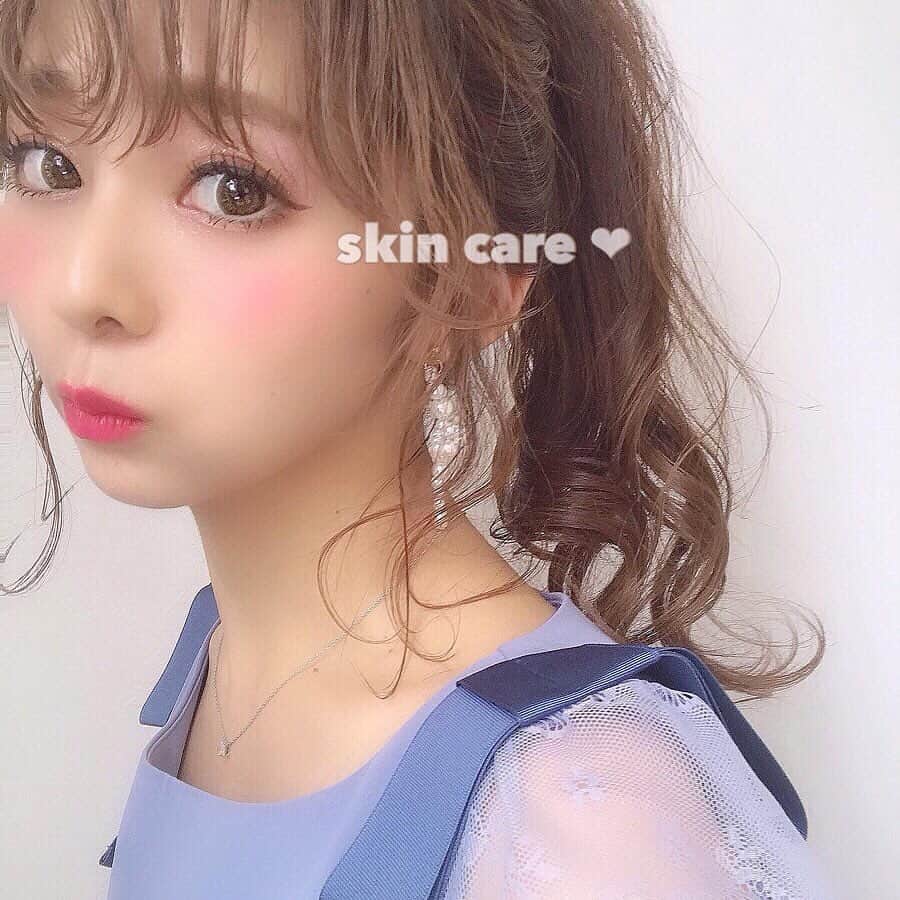 のインスタグラム：「❤︎ . 久しぶり投稿になっちゃった！ . 皆最近インスタいいねが 出来ないとかバグあった？ 私はあって焦った🤭💦 . 1回ログアウトして、 ログインしなおしたら なおったよーーー！ . 最近の美容ポーチの中身💞 (左から紹介していくね！) . ①ipsa MEレギュラー 前に紹介したやつと違うやつ❤︎ こっちは17種類もあって 自分に合ったやつを選択する形！ 化粧水と乳液の機能を凝縮した1本！ . ②パック @dewycel_japan  これ、韓国人のお友達に聞いたけど 韓国で今話題らしい！！ もちもちぷるるんになるらしい❤︎ Amazonにて購入できるよん 上下に分かれてる理由はなんと 顔の上と下で別のパックを 付けるからー！！！！！ 1週間に1回すればいいんだって❤︎ . ③飲み薬 シナール 飲み忘れる時もあるけど シミソバカス用 ❤︎❤︎ . ④ipsa 美容液 @ipsa_jp  ホワイトプロセスエッセンス 朝晩使って2ヶ月半もつ！ これまたシミソバカス用 ❤︎ . こ〜んな感じかな💞 夏場は紫外線も増えるし シミソバカスケアが中心の ポーチの中身でした🤣w . . . #化粧水 #スキンケア #トラブル #敏感肌 #混合肌 #脂漏性湿疹 #美白 #美肌 #パック #美容 #ポーチの中身 #コンタクト #韓国コスメ #イプサ #しみ #いいね返します #dewycel #ipsa #toccocloset #l4l」