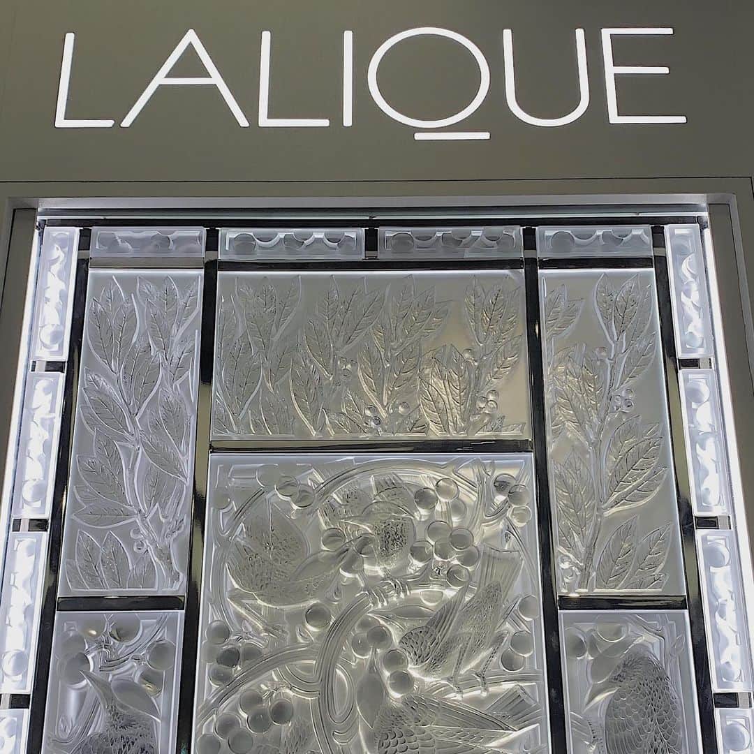 吉河唯さんのインスタグラム写真 - (吉河唯Instagram)「Laliqueのpop up見に行けた〜🥺 (Laliqueってフランスのメゾンなんだけどね、クリスタルがはちゃめちゃに可愛いの…っ) 香水とかキャンドルだと手が届く値段、そしてやっぱり可愛い…🥺(でもやっぱり2枚目のクリスタルアイテムたちとてもかわいいなぁ、、、) 〜・〜・〜・〜・〜・〜・〜・〜・〜・〜 #lalique #ラリック #myfirstlalique #glasswork #pr #art #eaudetoilette」7月8日 19時06分 - yui_yoshikawa