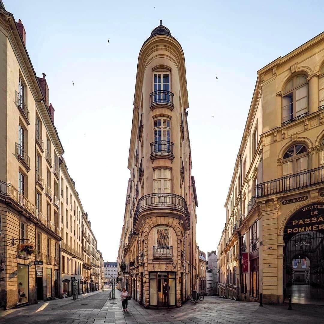 Lonely Planetさんのインスタグラム写真 - (Lonely PlanetInstagram)「This #lonelyplanet regram comes from @superchinois801, who snapped this shot in #Nantes, #France. He writes that the frame reminds him of New York's Flatiron building – what do you reckon?」7月8日 19時00分 - lonelyplanet