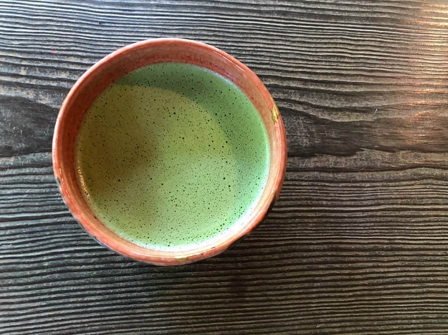 黒澤まさ美さんのインスタグラム写真 - (黒澤まさ美Instagram)「. 走ったりトレーニングしたり、快活なイメージがあるだろうな..と自負しているので、心を鎮めるために#点茶 をしに行きました🍵#紫陽花 の#干菓子 がとっても可愛くてテンションがあがります..🥰 お花もお茶も気軽に習うことができる世の中になって嬉しい🧚‍♀️🧚‍♀️ . #japanesetea #japanesetraditional  #macha  #greentea #wagashi #wabisabi  #japan #tokyo #happoen  #和 #茶 #和菓子 #八芳園」7月8日 19時02分 - masami_kurosawa