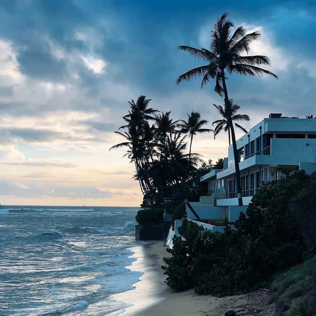 鮎河ナオミさんのインスタグラム写真 - (鮎河ナオミInstagram)「Good night🌊 撮影最終日。みんな日本に帰っちゃうと寂しくなります😭またハワイでね〜💙 . . . . . #diamondheadbeach #diamondhead #aftersunset #lastdayofshoot #goodnight #goodnightpost #hawaii #hawaiistagram #ハワイ #撮影最終日 #寂しくなるー #おやすみなさい #またハワイでね」7月8日 19時06分 - naomiayukawa