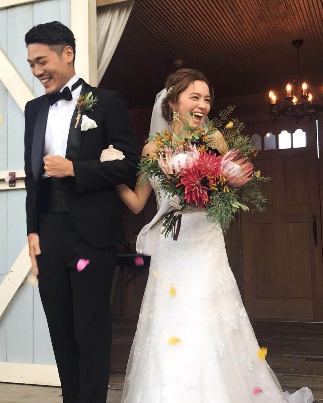 ステファニーさんのインスタグラム写真 - (ステファニーInstagram)「💖💐🤵👰💐💖 結婚式からちょうど一年。 今でも振り返ると涙がでる。 この時の時間は何にも変えられない大切な時間。 こんな愛の溢れる時間ってあるんだなって。 あぁ、今すぐこの時に戻って みんなを抱きしめたい！！ でもさ、本当に思うけど 私… ふざけすぎだったよねw 可愛子ぶりきれなかった…www #love #wedding #party #happy #couple #結婚式 #夫婦 #一周年じゃないよ」7月8日 19時16分 - steph_0928_