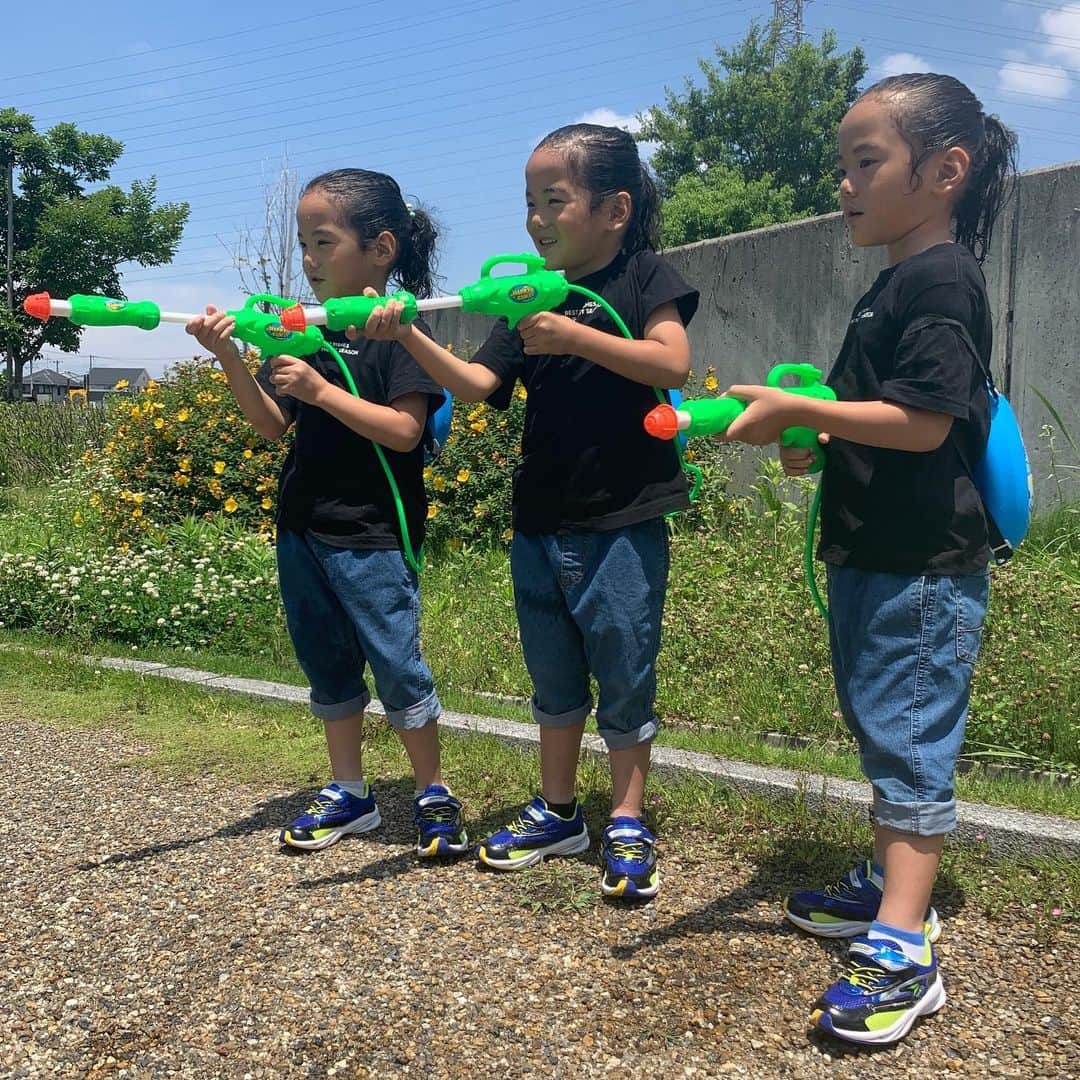 瞬足（公式）さんのインスタグラム写真 - (瞬足（公式）Instagram)「.﻿﻿ 外で水遊びが楽しい季節🌞⛲️﻿﻿ 暑くなると代謝のいいお子さまの靴内の湿度はアップ…💦﻿﻿ ﻿﻿ 熱や汗で足ムレしにくい、通気性がアップした﻿﻿ このシリーズは、軽くて衝撃吸収性にも優れています👟✨﻿﻿ ﻿﻿ カッコイイ靴を履きたい﻿﻿ アクティブな女の子にもオススメです😉﻿﻿ ﻿﻿ 商品名:SJC 7610﻿﻿ _____________________________________________﻿﻿ #瞬足 #瞬足コーデ #瞬足デビュー #syunsoku #シュンソク #運動靴 #子供靴 #キッズシューズ #キッズスニーカー #スニーカー好き #キッズ #オシャレキッズ #キッズコーデ #ママカメラ #ママライフ #子供が喜ぶ #子供と暮らす #子供のいる暮らし #育児 #育児日記 #子育てぐらむ #双子 #双子コーデ #三つ子 #三つ子コーデ #お揃いコーデ #水遊び #水遊びコーデ #水鉄砲 #夏休み」7月8日 19時08分 - syunsoku_official