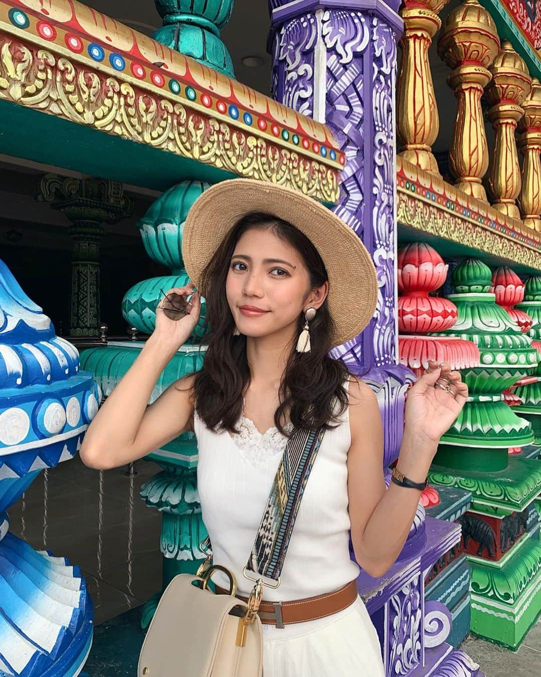 のインスタグラム：「バトゥ洞窟🧡💚💜 ＊ 洞窟よりもカラフルな建物が有名な クアラルンプールの観光地🇲🇾 ＊ 建物ももちろん可愛いし 階段登った後の洞窟も凄かった〜✨ ＊ ＊ ＊ #クアラルンプール #マレーシア #バトゥ洞窟 #旅行 #女子旅 #タビジョ #trip #tabijyo #tabimuse #traveler #instagood #marika_trip」
