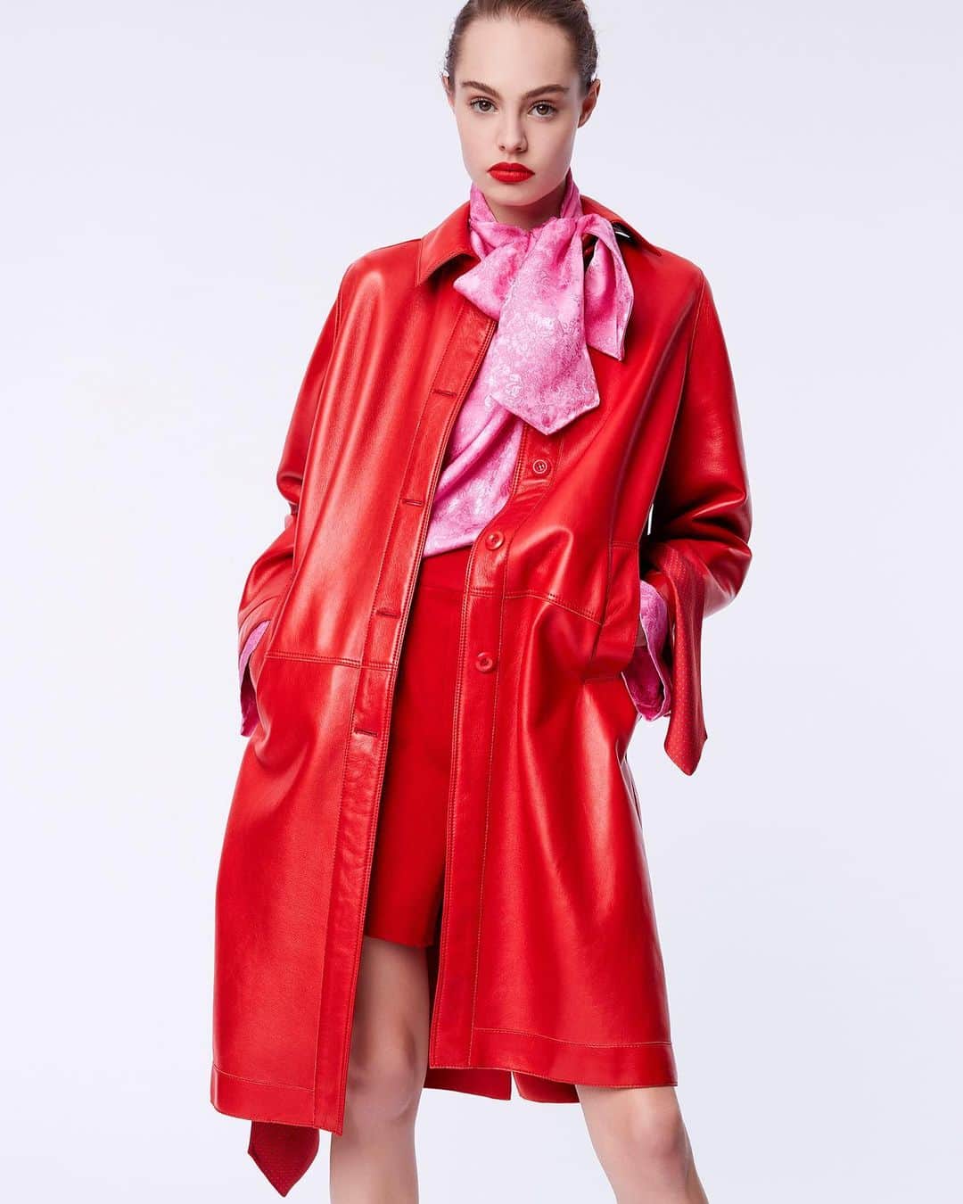のインスタグラム：「Flaming red hues! #ScervinoPreFall19 leather coat, red shorts and pink shirt. . . #ErmannoScervino #redcoat #precollection #prefall19 #pinkshirt #lookbook #handmade #couture  #prefall #madeinitaly」