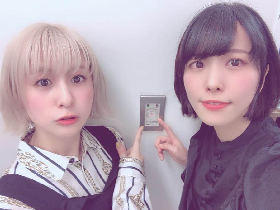 吉田有里のインスタグラム：「Majiで Pushする 5秒前 (押してない) シャツに一目惚れしました。柄がかわいい。 #zara のセールで2000円。やっす！ #あいみん #ootd #fashion #よしだふく」