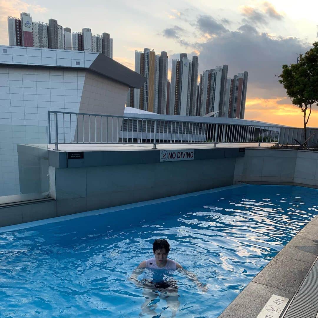 オ・スンユンさんのインスタグラム写真 - (オ・スンユンInstagram)「호텔 수영장에서 이런 멋드러진 사진한장정돈 있어야된대」7月8日 19時21分 - o_seungyun