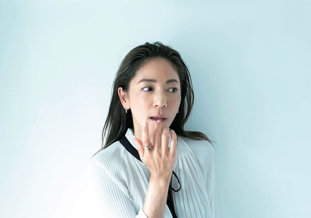 のインスタグラム：「巻頭連載 【言い訳は何とでも。“思い切った”人から素敵になる。 今月のDAILY LUXURY DIAMONDS】 @story_love40 8月号 @chaumetofficial  photo: #藤田一浩 氏 model: #HARUKO 氏 hairmake: @kanbe61  composition & poems: @shigemianzai  #mywork ※詳細は誌面にて」