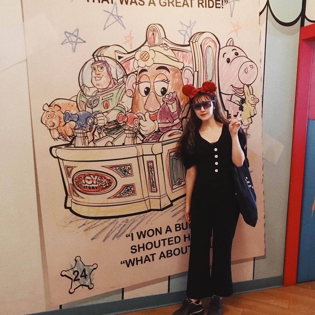 のインスタグラム：「#みやフク  @snidel_official  @onitsukatigerjp  @tokyodisneyresort_official  もう行きたい🌍❤️❤️❤️」