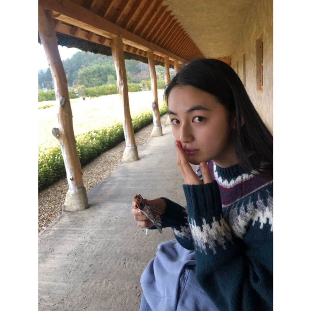 八木莉可子さんのインスタグラム写真 - (八木莉可子Instagram)「昨日、7月7日 自分の18歳の 誕生日を迎えました。  お祝いメッセージなど 本当にありがとうございます！ （DMも実は、こっそり見てます）  18歳の誕生日ということは、 18回目の誕生日になるという事で、 18回目の誕生日という事は、 高校生として迎える最後の誕生日 であろうという事で。  なんだかすごく、感慨深い…🤔 仕事と学校との両立を選んだ自分にとって、 高校生活というのは 学校だけの日々じゃない、  だけど仕事だけの日々でもない、 少しイレギュラーなものでした。  だからこそ、 昨日の誕生日は いつも迎える誕生日とは 何かが違う気がしたんです。  上手く言葉に表現出来ないのが 悔しいところですが、笑  そしてそんな今、 ここで私が 伝えたいと思うことは、 やはり いつも支えてくださる みなさんへの感謝の気持ちです。  本当は一人一人にお手紙を書いて 「ありがとう」と伝えたいレベル、笑  でも、それは叶わないので ここで伝えさせてもらいます。  いつも本当に本当に 私を様々な形で支えてくださって ありがとうございます。 18歳の私も どうぞよろしくね、！ 写真は身の回りの 大切な人たちが 撮ってくれた私です。  #昨日は #七夕 #そして #そうめんの日」7月8日 19時22分 - yagirikaco_official