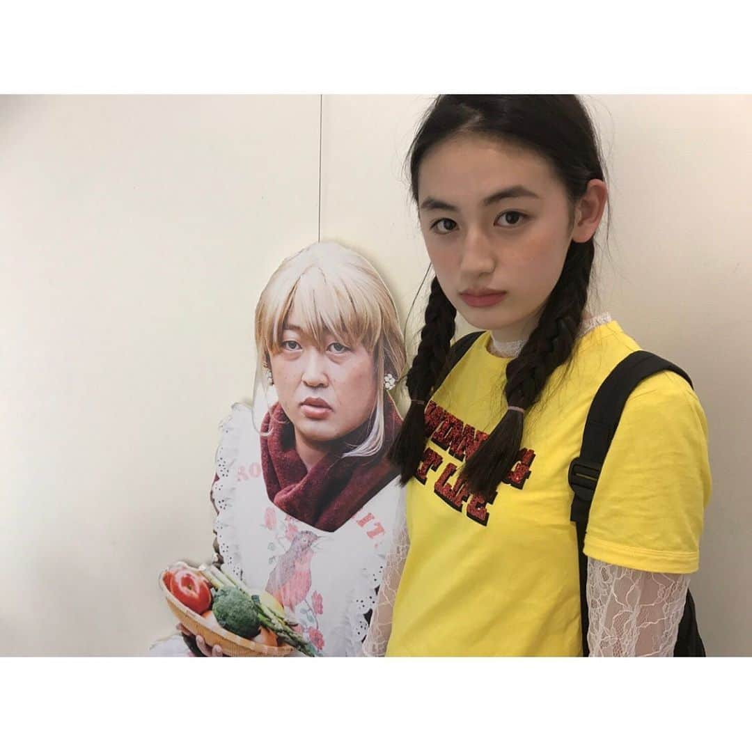 八木莉可子さんのインスタグラム写真 - (八木莉可子Instagram)「昨日、7月7日 自分の18歳の 誕生日を迎えました。  お祝いメッセージなど 本当にありがとうございます！ （DMも実は、こっそり見てます）  18歳の誕生日ということは、 18回目の誕生日になるという事で、 18回目の誕生日という事は、 高校生として迎える最後の誕生日 であろうという事で。  なんだかすごく、感慨深い…🤔 仕事と学校との両立を選んだ自分にとって、 高校生活というのは 学校だけの日々じゃない、  だけど仕事だけの日々でもない、 少しイレギュラーなものでした。  だからこそ、 昨日の誕生日は いつも迎える誕生日とは 何かが違う気がしたんです。  上手く言葉に表現出来ないのが 悔しいところですが、笑  そしてそんな今、 ここで私が 伝えたいと思うことは、 やはり いつも支えてくださる みなさんへの感謝の気持ちです。  本当は一人一人にお手紙を書いて 「ありがとう」と伝えたいレベル、笑  でも、それは叶わないので ここで伝えさせてもらいます。  いつも本当に本当に 私を様々な形で支えてくださって ありがとうございます。 18歳の私も どうぞよろしくね、！ 写真は身の回りの 大切な人たちが 撮ってくれた私です。  #昨日は #七夕 #そして #そうめんの日」7月8日 19時22分 - yagirikaco_official