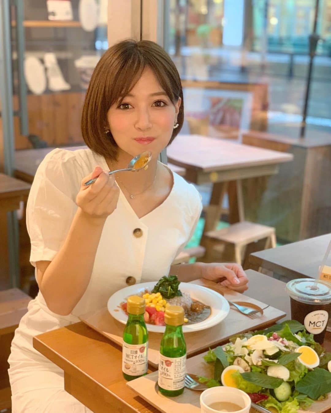 石井里奈さんのインスタグラム写真 - (石井里奈Instagram)「こんばんは🥰✨ . 今夜は里奈ログ😋 昨日の松田聖子ライブの前はお母さんと東京ランチ🌼 . 丸の内にあるHappで期間限定開催されている「MCTオイル」のコラボカフェにいってきたよ☺️❤️ . MCTオイルは普段サラダにドレッシング変わりに使ってて、会社のロッカーにも常備してるので、外食でいただけるがすごく嬉しかった🥺💕✨ . 手軽にエネルギー補給できるし、モデルさんとかもよく愛用してて美容にも🙆‍♀️✨ . わたしが今回頼んだはカレーとサラダ☺️ . カレーにもMCTオイルがめちゃ合ってて最高に美味しかった🥰やっぱり夏はカレーでしょ😘🍛笑 . しかも今回この期間限定メニューをいただいたら、お土産ももらえちゃった❤️✨ラッキー🤭🥰 . 7/18（月）までやっているのでぜひ行ってみてね🥰✨ . #mctオイル #日清mctオイル #nisshinoillio #日清オイリオ #丸の内 #東京駅 #丸の内OL #丸の内ランチ #東京ランチ #カフェ #カフェスタグラム #モデル #モデル愛用 #りなまるグルメ #ヘルシー #ヘルシーランチ #カレー #カレーライス #curry #salad #サラダ #サラダランチ #カレー好き #ダイエット #diet #テラスランチ #tokyo ＃ランチ #lunch」7月8日 19時23分 - ri7tin1025