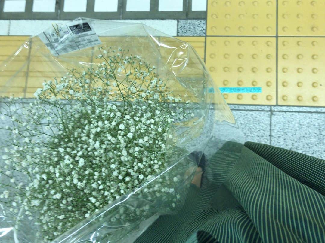 濱中鮎子のインスタグラム：「奈美子 @namikokono にかすみ草の花束をもらった。  かすみ草は思い出の花。  優しい気遣いに感謝。  #かすみ草 #予定時間よりオーバーして帰り道  #リタさんにも久々会えた❣️ #奈美子婚活中 #よろしくお願いします #私痩せたと思いませんかと #毎回 #デジャブ感」