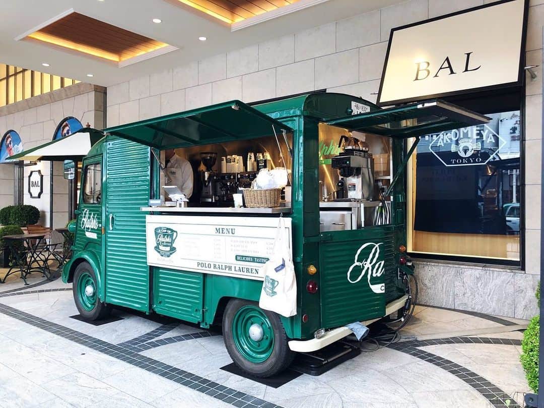 森本あやかさんのインスタグラム写真 - (森本あやかInstagram)「先日京都BAL @kyoto_bal にオープンしたばかりの﻿ 「Ralph's coffee」のレセプションイベントへ。﻿ →﻿ @ralphscoffee ﻿ シンプルなのにオシャレ✨﻿ Ralphっぽくて、とっても素敵な店内で﻿ 美味しいcoffeeが楽しめるよ😚﻿ ﻿ 奥には個室もあるので﻿ 大人数のお茶会も楽しめそう🙌﻿ ﻿ #ralphlauren #ralphscoffee  #ralphscafe #京都bal #京都 #京都cafe #京都カフェ #カフェ巡り」7月8日 19時23分 - ayachi0120