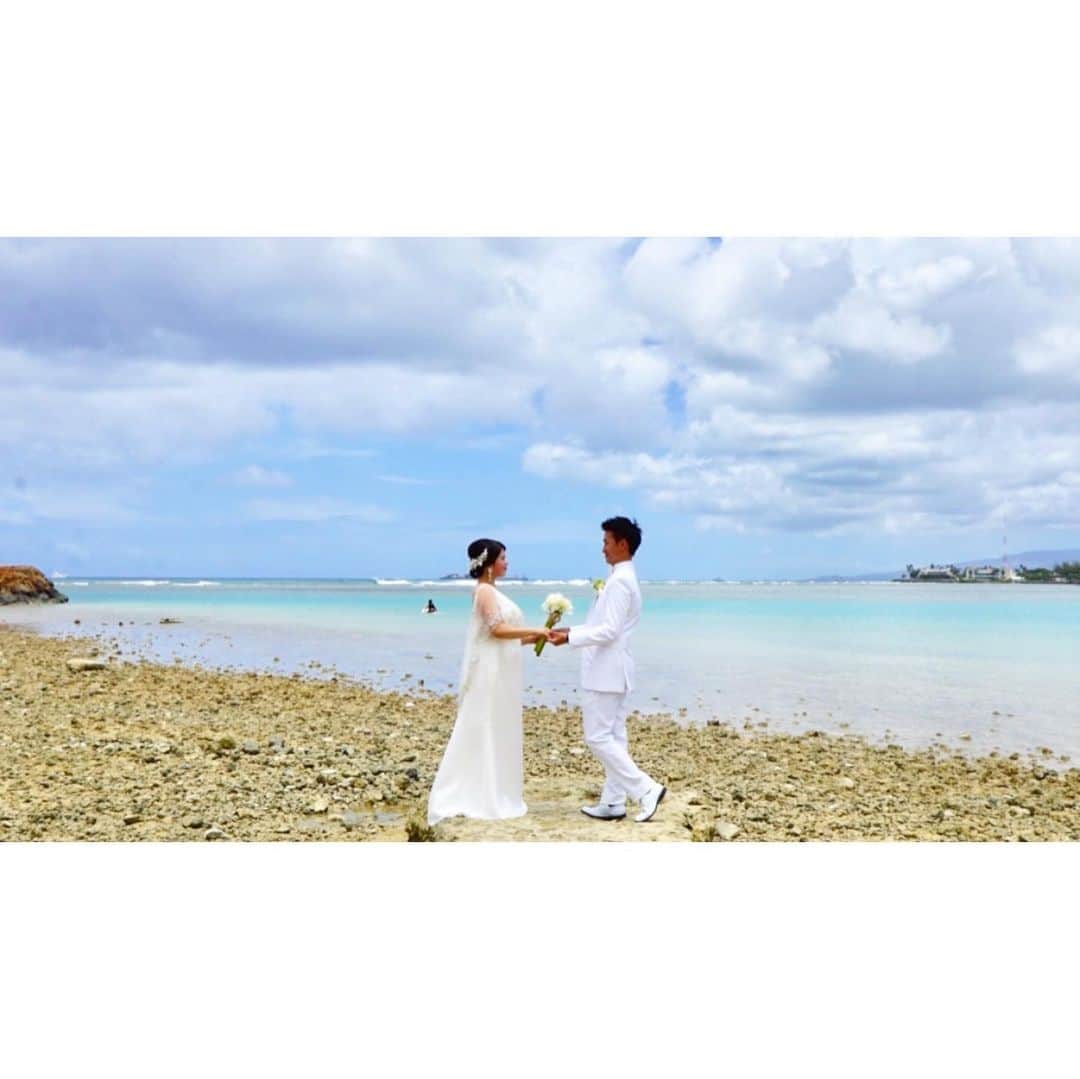 yuco_yoshidaさんのインスタグラム写真 - (yuco_yoshidaInstagram)「今回のハワイ旅行のメインイベントは、妹の結婚式でした💒 @mkhmg724 ・ ・ 青い空に海にグリーン🏞自然のキレイな色合いの景色を背景に純白のドレスがよく映えて本当にキレイだった😊✨✨ カメラマンも神父さんもゆるゆるで大事なところをビシッと決めてくれない感じも面白かったw 👆最後の動画を音ありで😂😂😂 #ついつい突っ込む姉 #そりゃ妹の涙も止まるわ ・ ・ めぐみらしい、あったかい笑いあり涙ありのステキなお式でした♡ 載せきれないベストショットは次に載せよう← ・ ・ #ハワイ婚 #ハワイウェディング  #ハワイ挙式参列」7月8日 19時27分 - yuco_yoshida