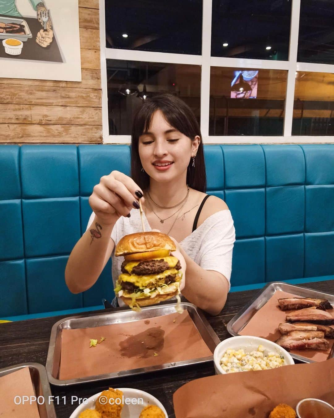 Coleen Garciaさんのインスタグラム写真 - (Coleen GarciaInstagram)「Wanna see a magic trick? I can make this burger disappear 🙃 #brilliantportrait #OPPOF11Pro」7月8日 19時27分 - coleen