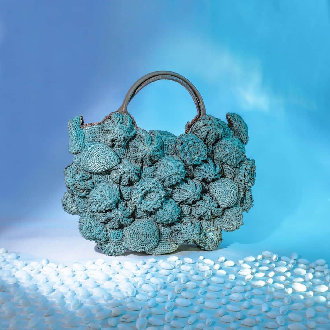 ジャマンピュエッシュのインスタグラム：「Les Rochelets is an entirely handmade raffia bag decorated with a multitude of flowers and fantasy shapes in relief.  #jaminpuech #raphia #sea #beach #summer #fashion」