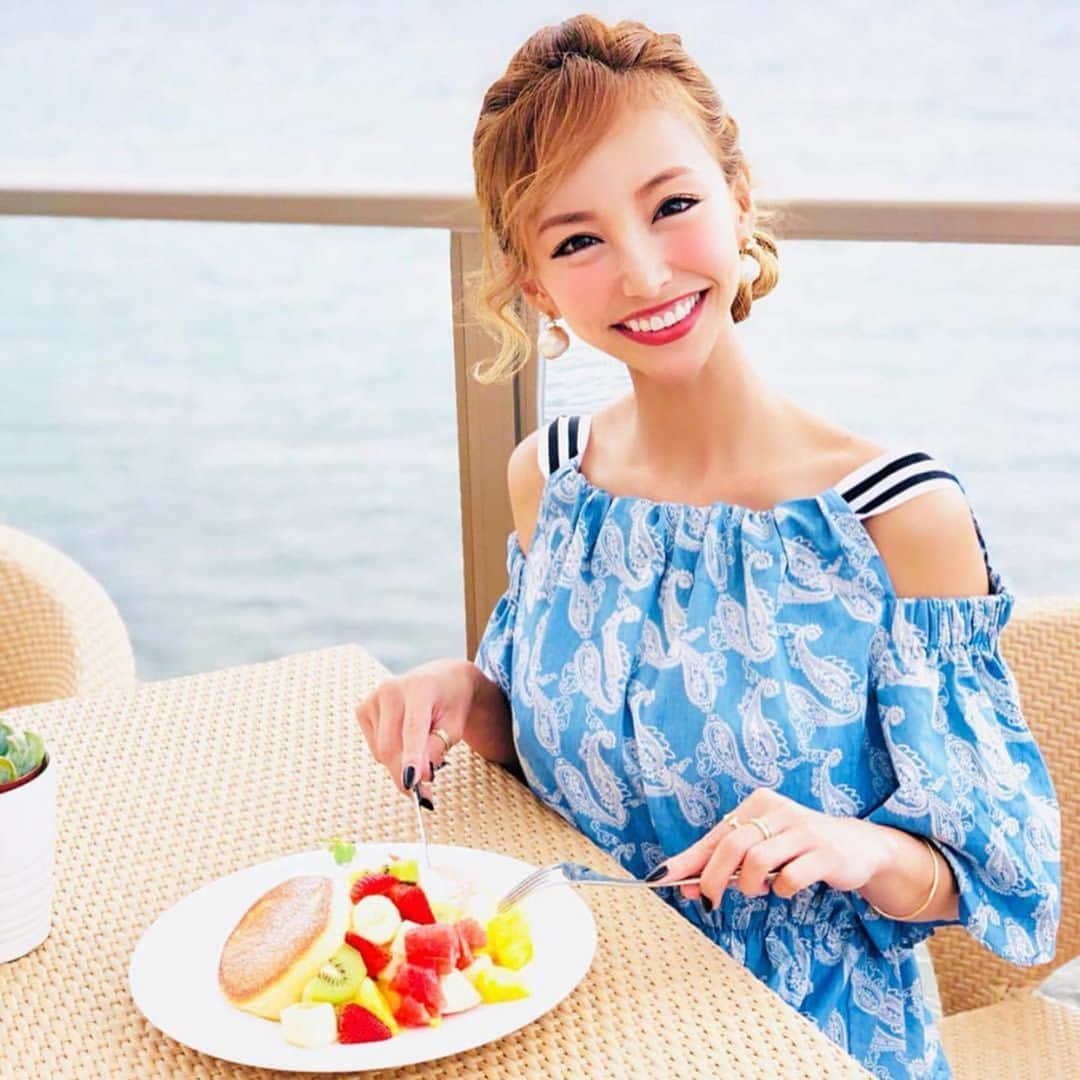 杉山佳那恵さんのインスタグラム写真 - (杉山佳那恵Instagram)「はろーーー☺︎ @bloomin_official から 夏の新作が一気に発売されておりますよんっ👏✨ ・ 可愛すぎるたけだんごちゃん @takedashizuka0517 がワンピースを着てくれました💗 ・ そして、Bloominでお世話になっているいたちょ♥︎さわちゃん♥︎がオリジナルのグッズを作ってプレゼントしてくれました(*´ω`*)嬉しい〜♡♡♡ ・ 本当にいつもありがとうっ😆💕 みんながいないと始まらない！本当に頑張ってくれているみんなに日々感謝です👏 ・ ・ #bloomin#fashion#setup#onepiece #発売中#たけだんごちゃん#可愛い#thankyou #嬉しい#love」7月8日 19時28分 - kanaxxy_0421