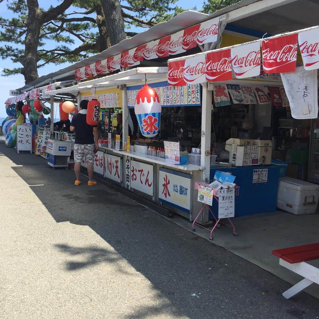 江崎峰史さんのインスタグラム写真 - (江崎峰史Instagram)「徳島デイズ終了！ 四国放送ゴジカル！のみなさん、フォーカス徳島の森本アナ、小松島競輪のみなさま、そして徳島芸人大作戦お越しのみなさん、ありがとうございますぎました！ 最終日実家帰って散歩させてもらって夏させてもらいました🍧  #北の脇海水浴場 #ウミガメくるよ#海開き#かき氷#実家猫飼い始めました#納屋の隙間がお好きらしい#お好み焼き#アーガイル柄に切られてました#四国放送#ゴジカル！#フォーカス徳島#とくぎんトモニプラザ」7月8日 19時29分 - ezakitakafumi