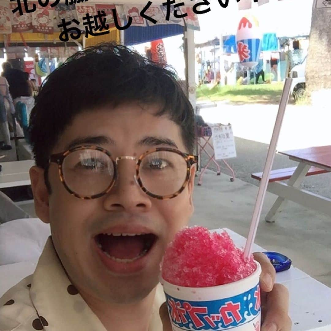 江崎峰史さんのインスタグラム写真 - (江崎峰史Instagram)「徳島デイズ終了！ 四国放送ゴジカル！のみなさん、フォーカス徳島の森本アナ、小松島競輪のみなさま、そして徳島芸人大作戦お越しのみなさん、ありがとうございますぎました！ 最終日実家帰って散歩させてもらって夏させてもらいました🍧  #北の脇海水浴場 #ウミガメくるよ#海開き#かき氷#実家猫飼い始めました#納屋の隙間がお好きらしい#お好み焼き#アーガイル柄に切られてました#四国放送#ゴジカル！#フォーカス徳島#とくぎんトモニプラザ」7月8日 19時29分 - ezakitakafumi