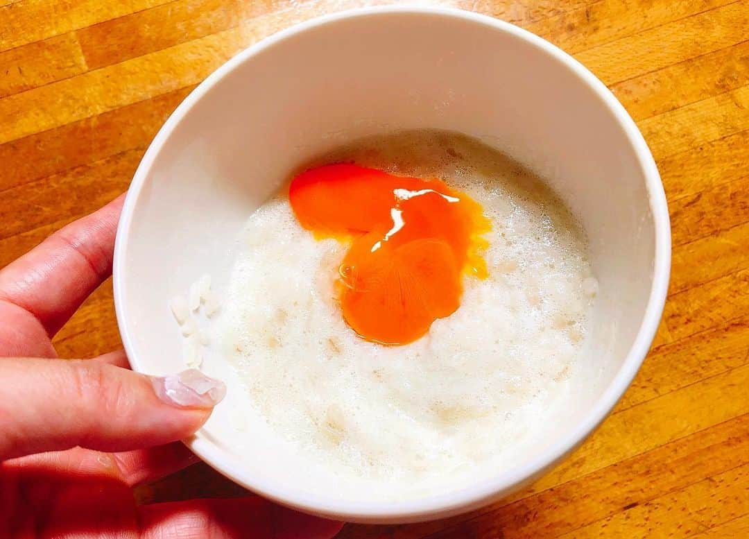 ゆりあさんのインスタグラム写真 - (ゆりあInstagram)「. . . . 最近のブームは 卵かけご飯です🍚🍳 . . . ご飯と卵白をかき混ぜてから 卵黄がたまらないというやつ。 . . . もち麦ご飯weekと オートミーオweekが ありまする(* ﾟ∀ﾟ)🌸 . . . #卵かけご飯 #tkg #醤油 #うま塩ドレッシング #ゆず胡椒 うまいらしいよ #あと何が美味しいかな #卵 #生卵 #ポストミール #綺麗は作れる #努力は必ず報われる . . . . 今日はすんごい たこの酢の物食べたい...🐙 . . . .」7月8日 19時30分 - yuria_life