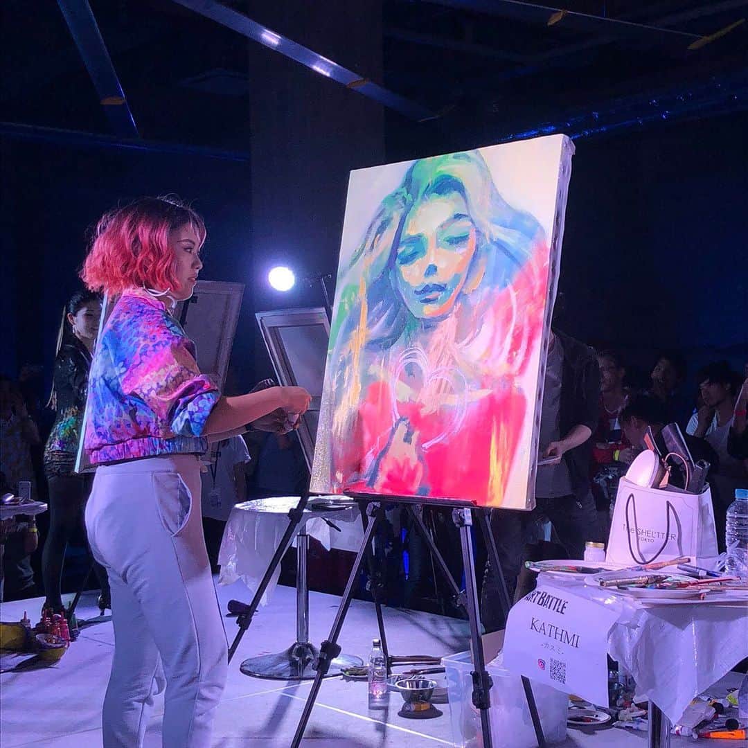 Warehouse TERRADA 寺田倉庫のインスタグラム：「_ 先週の7月6日（土）、寺田倉庫G3-6Fにて『ART BATTLE Tokyo』が開催されました。 即興でパフォーマンスを競い、観客の投票で勝者が決定するNY発祥のライブアートイベント。 目の前で作品が完成されていく臨場感あふれるアートパフォーマンスに、会場は熱気と興奮に包まれました。  Check the details @artbattletokyo  ART BATTLE Tokyo, a live painting competition originated in New York was held at Warehouse TERRADA G3-6F on July 6th (Sat). At the event, painters created the best work within a time frame, and the audience voted for the winner.  The scene that the artworks were being created right in front of the audience was vivid and powerful, and the whole event space was filled with energy and excitement.  #寺田倉庫 #warehouseterrada #art #artbattle #artbattletokyo #artbattlejapan #アート #アートバトル #アートバトルトーキョー #アートバトルジャパン #百獣の王 #武井壮  #コシノジュンコ #JUNKOKOSHINO」