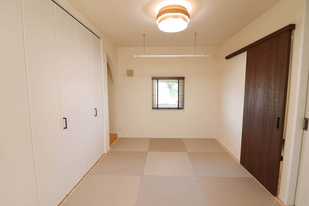 有限会社 稲葉製材住宅のインスタグラム：「どーも、今村です🤥 シンプルな和室スペース 外を眺められる中窓に 収納たっぷりなクローゼット 琉球畳で現代風なオシャンな空間となっています 畳の無い家が多くなってきましたが ゴロンと寝そべったり 子どもを寝かしつけるのには便利な床材です 機能性のいいものも出ているので 検討する余地はありだと思います🙈  #和室#畳#琉球畳#収納#クローゼット#シンプル#機能性#ナチュラル#畳スペース#モダン#現代風#新築#家#マイホーム#マイホーム計画#家づくり#リフォーム#リノベーション#住宅#高品質#丁寧な家づくり#暮らし#日々#工務店#熊本#玉名#山鹿#荒尾#稲葉製材住宅#イナバ」