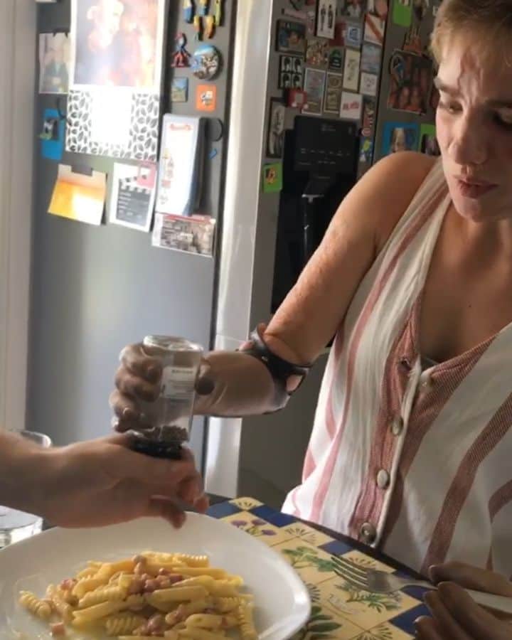 ベアトリーチェ・ヴィオのインスタグラム：「"Troppi disabili in questa casa, ma perlomeno si autogestiscono” ✌🏻 cit. @sole.vio (la sorella "sana") 🤣」