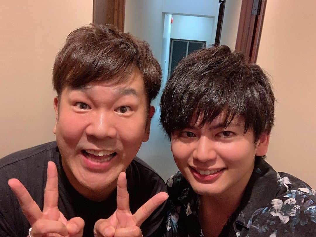 砂川信哉のインスタグラム：「いつもインスタ見てくださって、いいねしてくれてる(らしい)フジモンさんと。常に面白いし、毎度僕ら全員に本当に優しく接してくださるので、お会いしてからますます大好きになりましたね。」