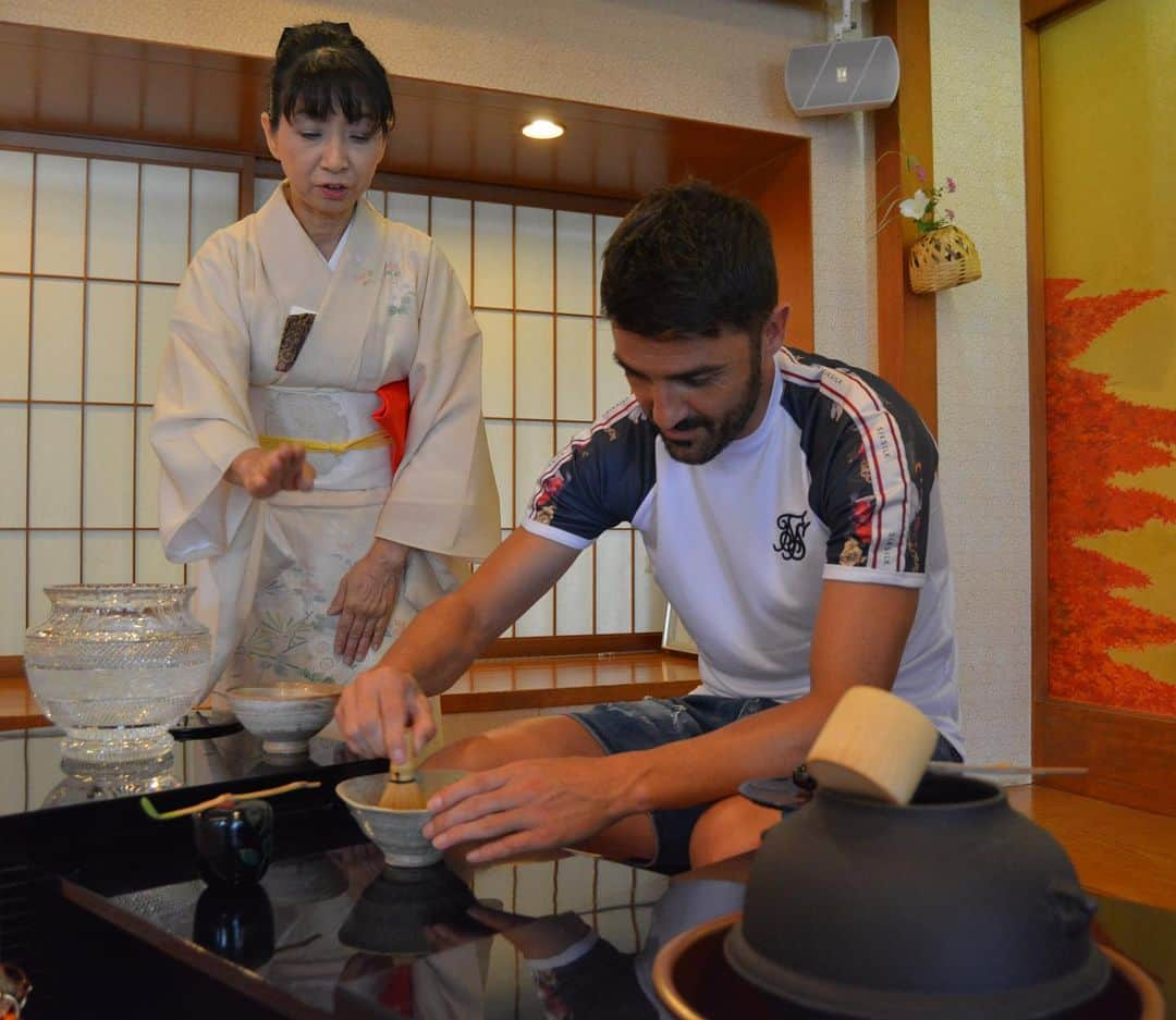 ダビド・ビジャさんのインスタグラム写真 - (ダビド・ビジャInstagram)「👨🏻‍🍳🍵⛩🇯🇵🙏🏻 #ikutashrine  #teaceremony  #japan  #sadou #macha」7月8日 19時45分 - davidvilla