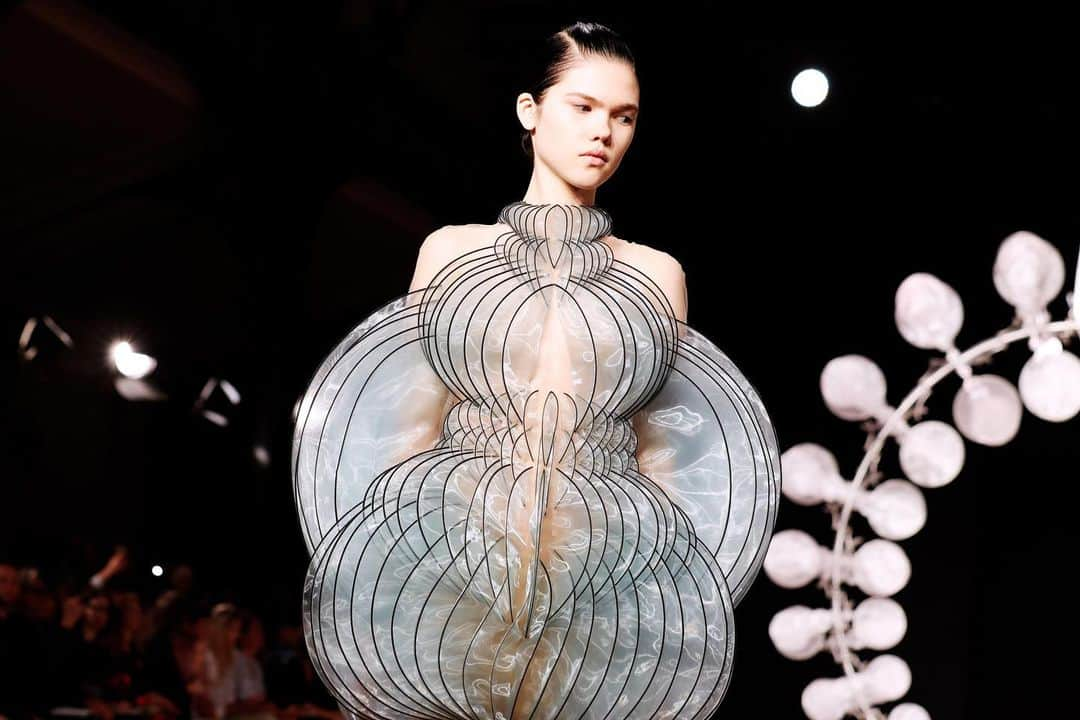 Vogue Australiaさんのインスタグラム写真 - (Vogue AustraliaInstagram)「Did you spot #LaurenHutton’s #Valentino catwalk cameo during #hautecouture week? How about #IrisvanHerpen’s mechanised (and mesmerising) minidress? Tap the bio link for the six greatest moments from the haute couture autumn/winter ’19/’20 shows. 📷 Getty Images」7月8日 19時45分 - vogueaustralia