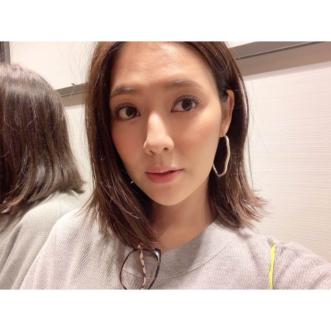 のインスタグラム：「👩👀➡︎➡︎➡︎ 目線も髪の毛も全部流れてる🤨 半乾き放置のそのままヘア😂 * * #me #normalday #ordinaryday #hair #hairstyle #hairmake #fashion #oord #instafashion #coordinate #outfit #clane #phismade #phismade925 #styling #earrings #piercedearrings #無造作ヘア #ヘアスタイル #中田奈沙 #ヘアメイク #ファッション #コーデ #コーディネート #クラネ #ピアス #シルバーアクセサリー #シルバーアクセ #ノースタイリング」