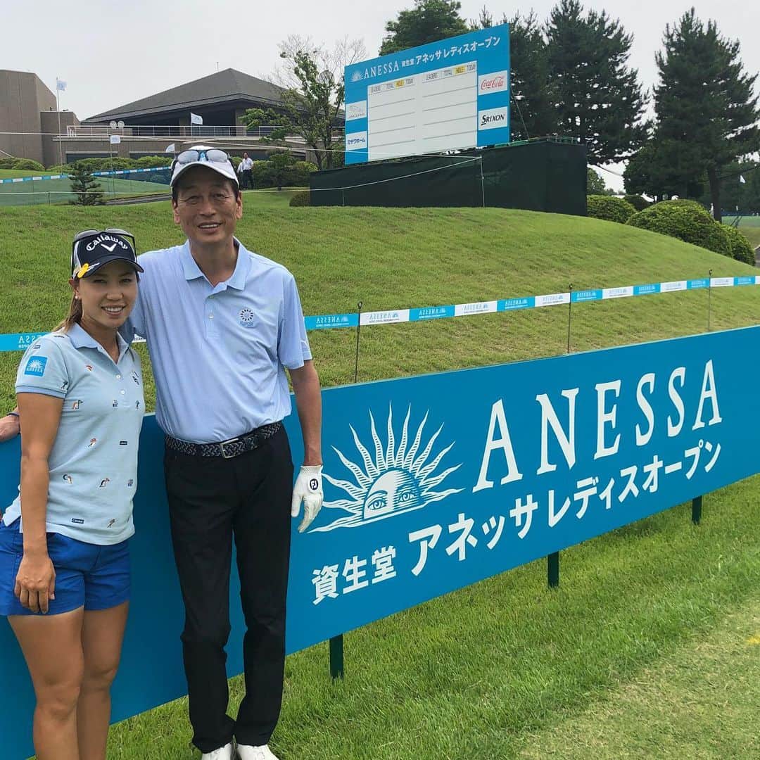 のインスタグラム：「ホステス大会のSHISEIDO ANESSA ladiesが終わりました。  開幕前から凄く楽しみにしていたアネッサレディース。 普段お世話になってる資生堂の社員の皆さんが本当に常にこの大会を成功させるべく色んな努力を積み重ねられていたのを知っているので、本当に本当に頑張りたかったのですが、自分の力不足で全然ダメでした。  少しでも力になりたかったです。 でもこの世界、願望だけで結果になる世界じゃありません。  この悔しさを忘れずに後半戦頑張っていきたいと思います。 #アネッサレディース #初代女王 #渋野日向子ちゃん #おめでとうございます #グリーンが読めないので #オフにがっつり練習ラウンドします」