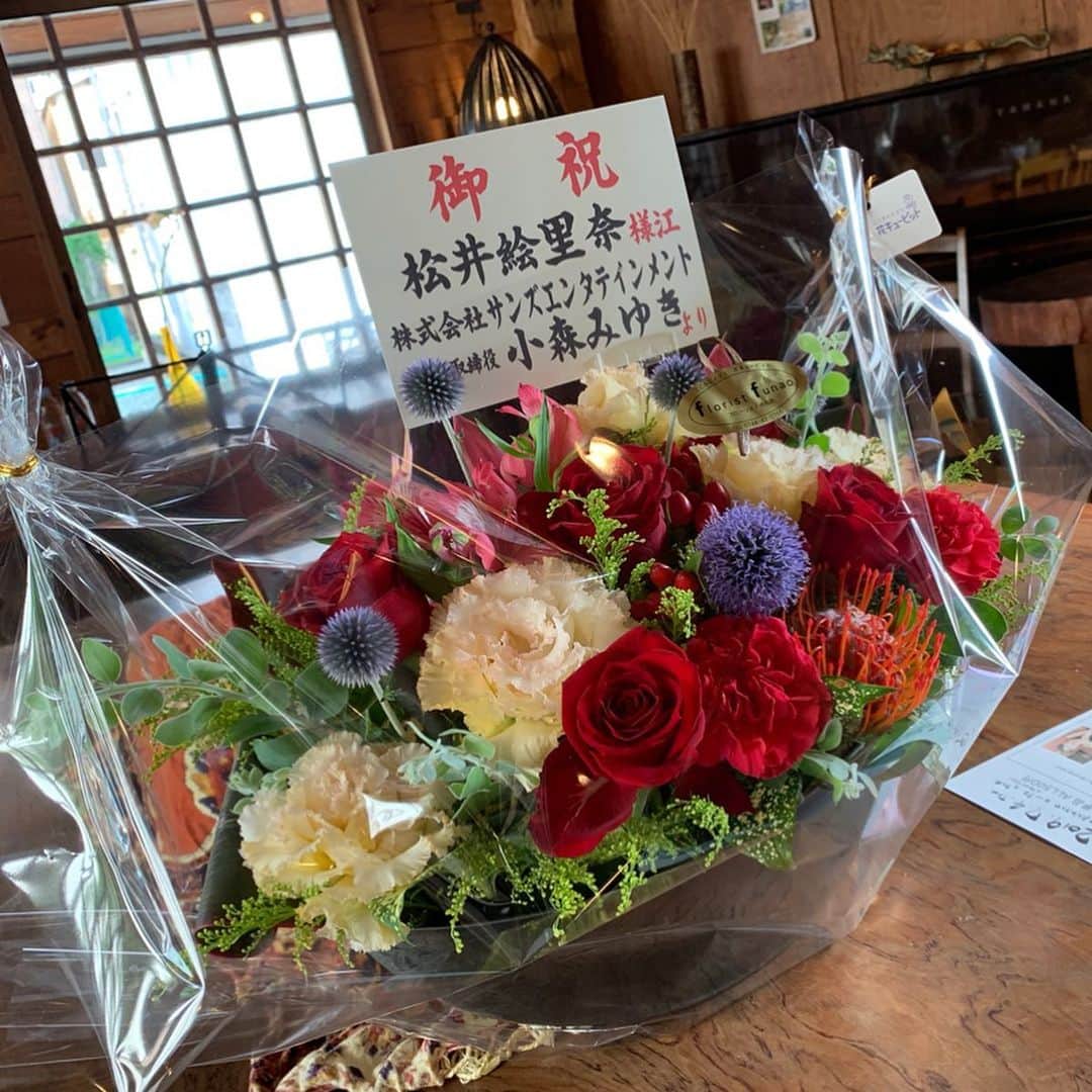 松井絵里奈さんのインスタグラム写真 - (松井絵里奈Instagram)「🎂 2019.07.04奈良 2019.07.07大阪 関西でのライブが無事に 終わりました🙌🏻💓 お越しくださいました皆様 また、お花でのお祝い お野菜ブーケでのお祝い メッセージでのお祝いを くださった皆様。 本当に本当にありがとうございました！！！ たくさんの方々に支えられ 温かい想いに包まれ、 幸せいっぱいの中歌いました♪♪ その瞬間を共有できるライブの楽しさを改めて感じることができました。 ・ 今回のライブからグッズの売り上げの一部を、 飼育放棄などで傷ついた犬たちの保護活動をされている、 奈良の特定非営利法人 @sacoleyline 「LEY-LINE」(レイライン)さんへ寄付させていただくことになりました。 ライブ活動を通して、 みなさんと同じ時間を共有しながら、まずは知ること、行動につなげることをしたいと思いました。 現実として、自分が知らないところで沢山の命が粗末に扱われていることに憤りを感じました。 私はどれだけ愛犬に助けられてきたことか…。🐶♡ ペットの尊い命も人間の命と同じです。 ・ 私ひとりの想いでは小さな結果でしかなかったですが、 当日の募金箱への皆さまの想いがとても嬉しかったです。 今後ともLEY-LINEさんの活動へ温かな応援お願いいたします♡🐶 @erina.music74  音楽アカウントでも 発信していきますね♪ ・ #最高の時間をありがとうございました#サプライズムービーで号泣#最強メンバー#ありがとう #温かいお客様#忘れられない日に#ライブ#奈良#大阪#感謝#マジックマレット さん #サレガマ さん#保護犬#レイライン#犬#犬がいる生活 #松井絵里奈#🎂#七夕#🎋#🎉#💓」7月8日 19時49分 - erina74xx
