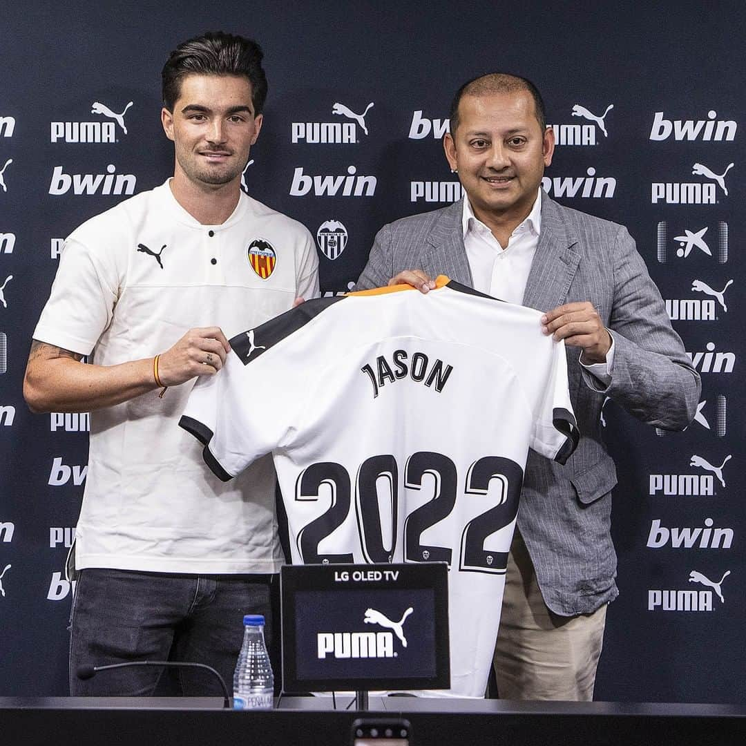 バレンシアCFさんのインスタグラム写真 - (バレンシアCFInstagram)「Welcome to THE FAMILY 🦇 . ¡Bienvenido Jason a nuestra #OnefamilyVCF! 😀🖤⚪️ . ¿Le deseáis suerte AFICIÓN? ⤵️⤵️ . #welcomejason . #ValenciaCF #AmuntValencia #NewKit #NewSeason #NewPartner #puma #pumafootball」7月8日 19時59分 - valenciacf